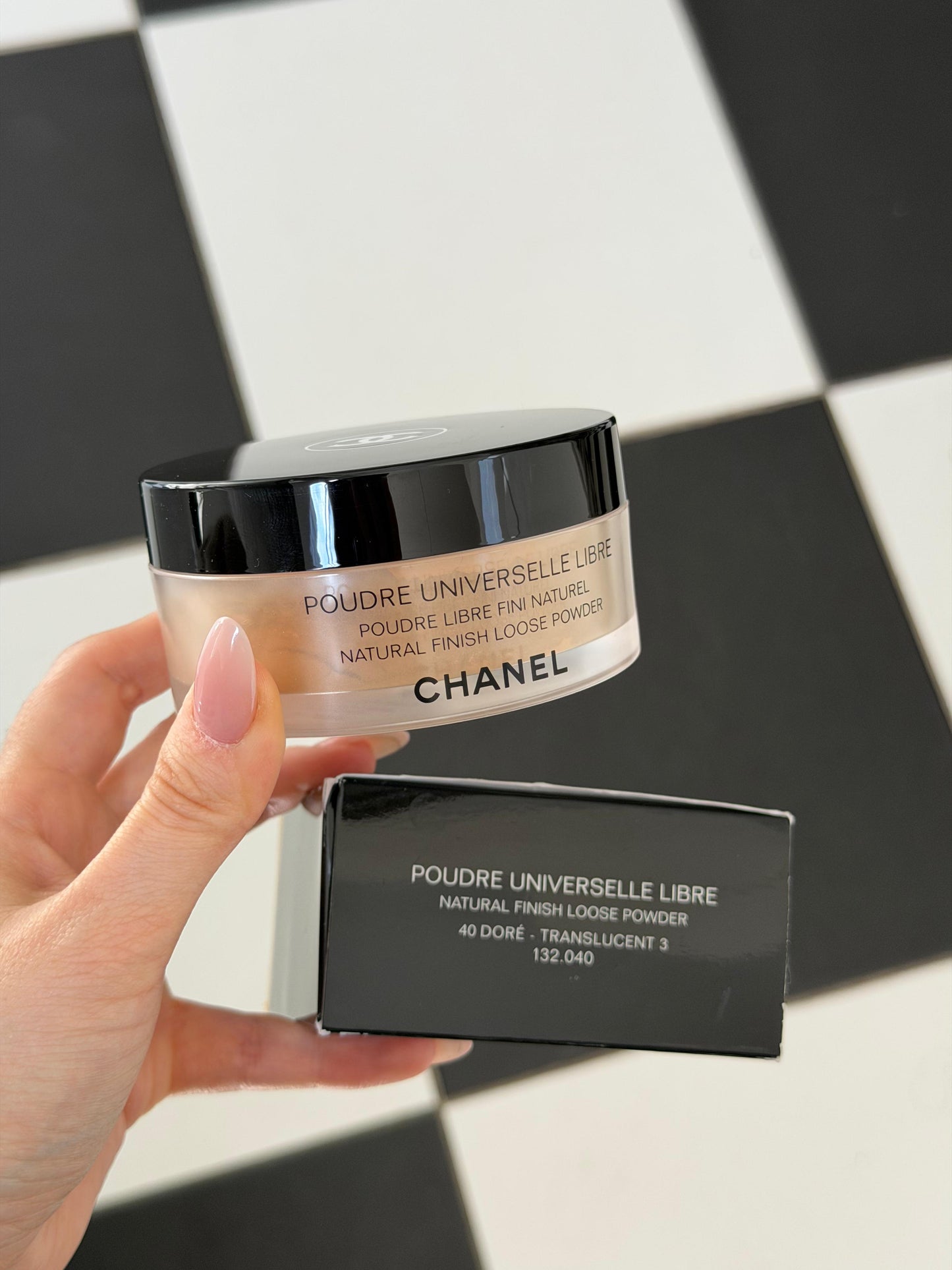 CHANEL Poudre Universelle Libre
Natural Finish Loose Powder (40)