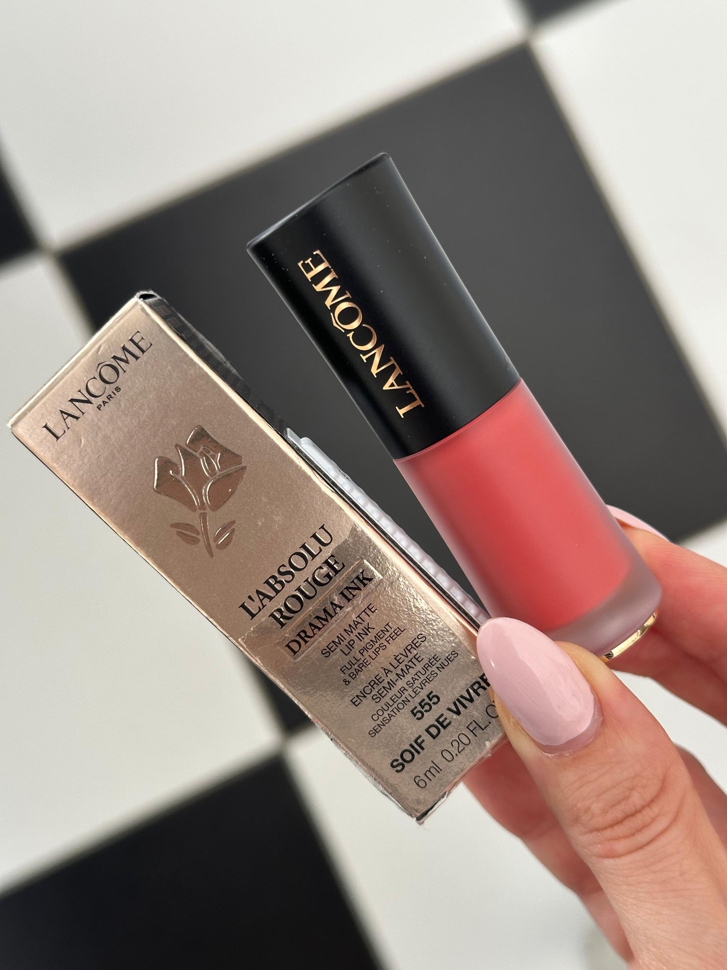 LANCÔME
L'Absolu Rouge Cream Lipstick
Luminous Cream Finish 18H