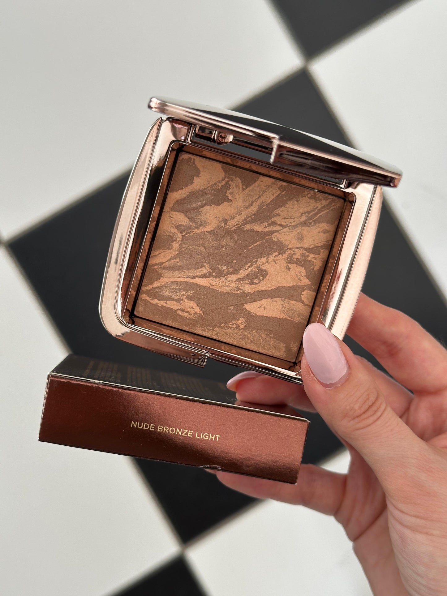 HOURGLASS Ambient™ Lighting Bronzer - Nude