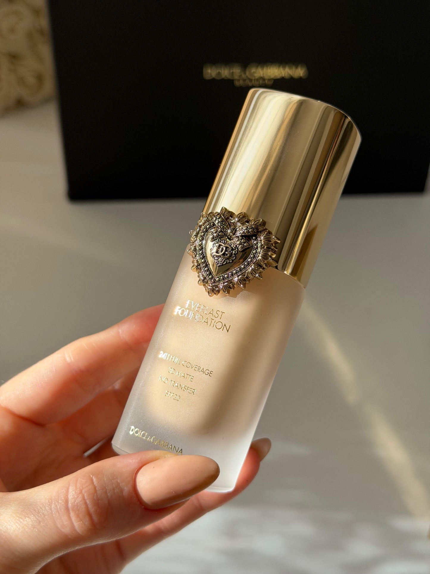 DOLCE&GABBANA Everlast Foundation (05N)
24H Full Coverage, 3D Matte, No Transfer SPF20