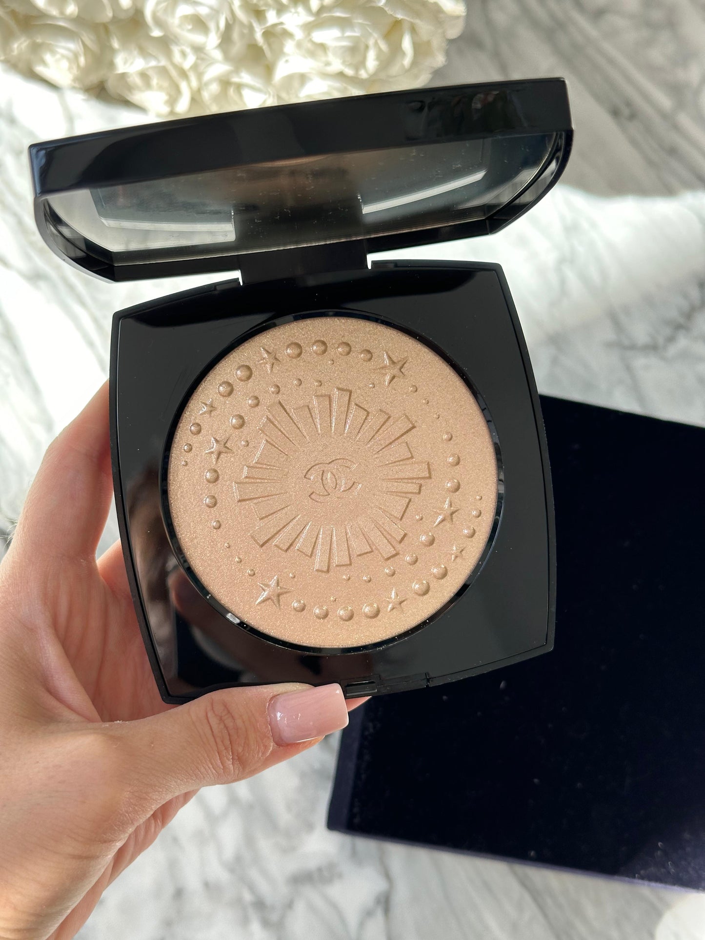 CHANEL Poudre Lumière Highlighter
Illuminating Powder