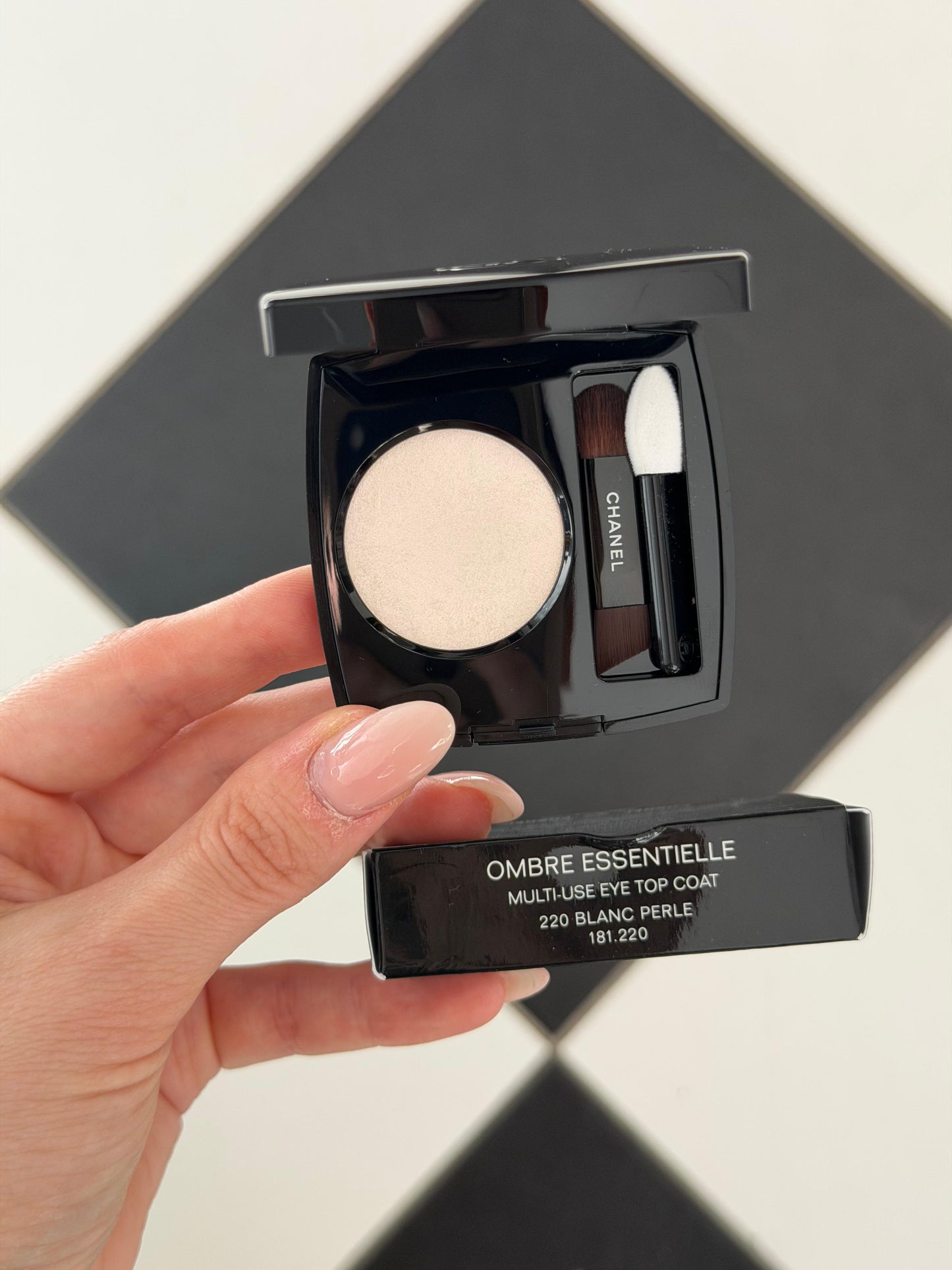 CHANEL Ombre Essentielle Multi-Use Longwearing Eyeshadow (220)
