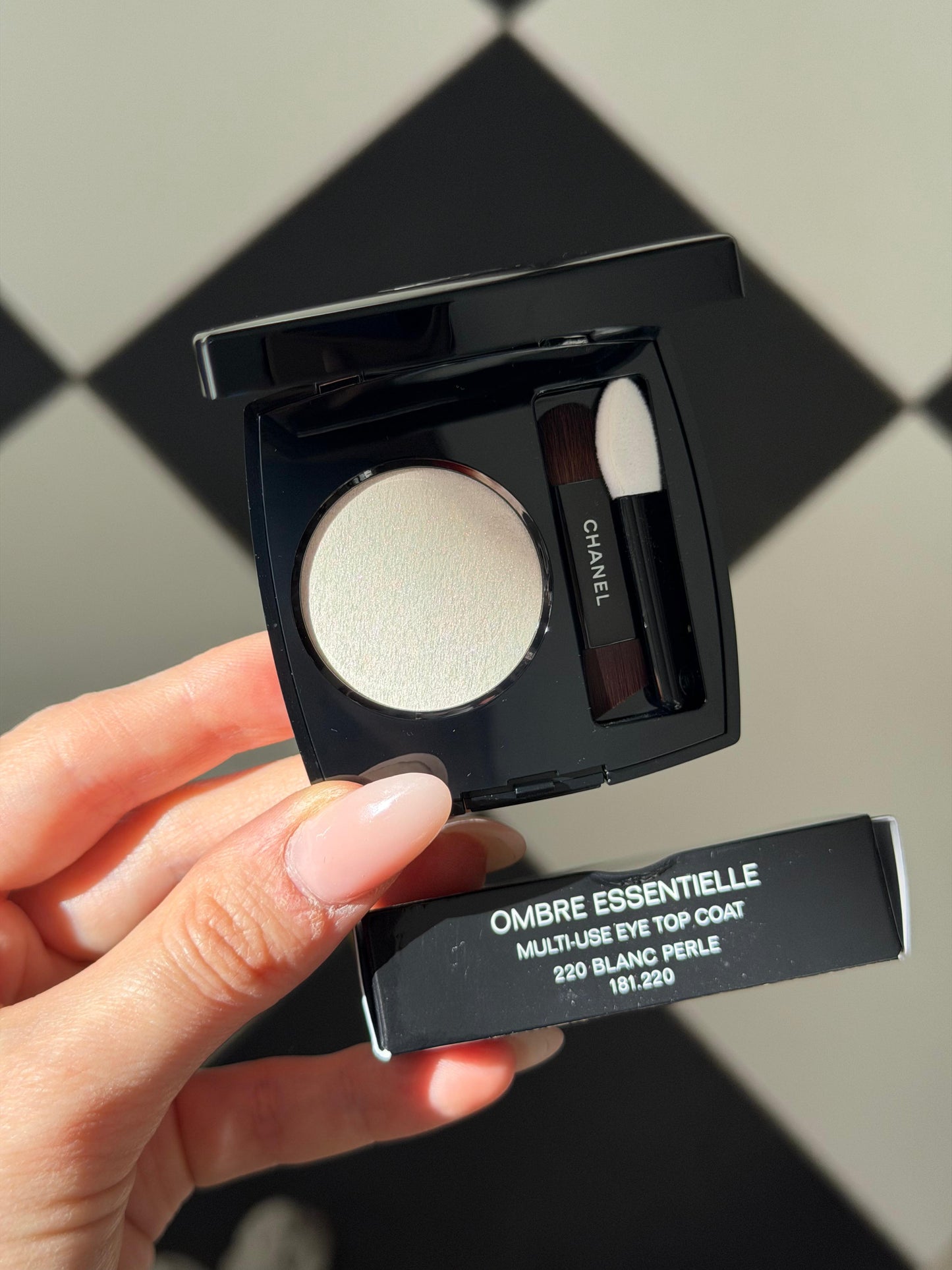 CHANEL Ombre Essentielle Multi-Use Longwearing Eyeshadow (220)