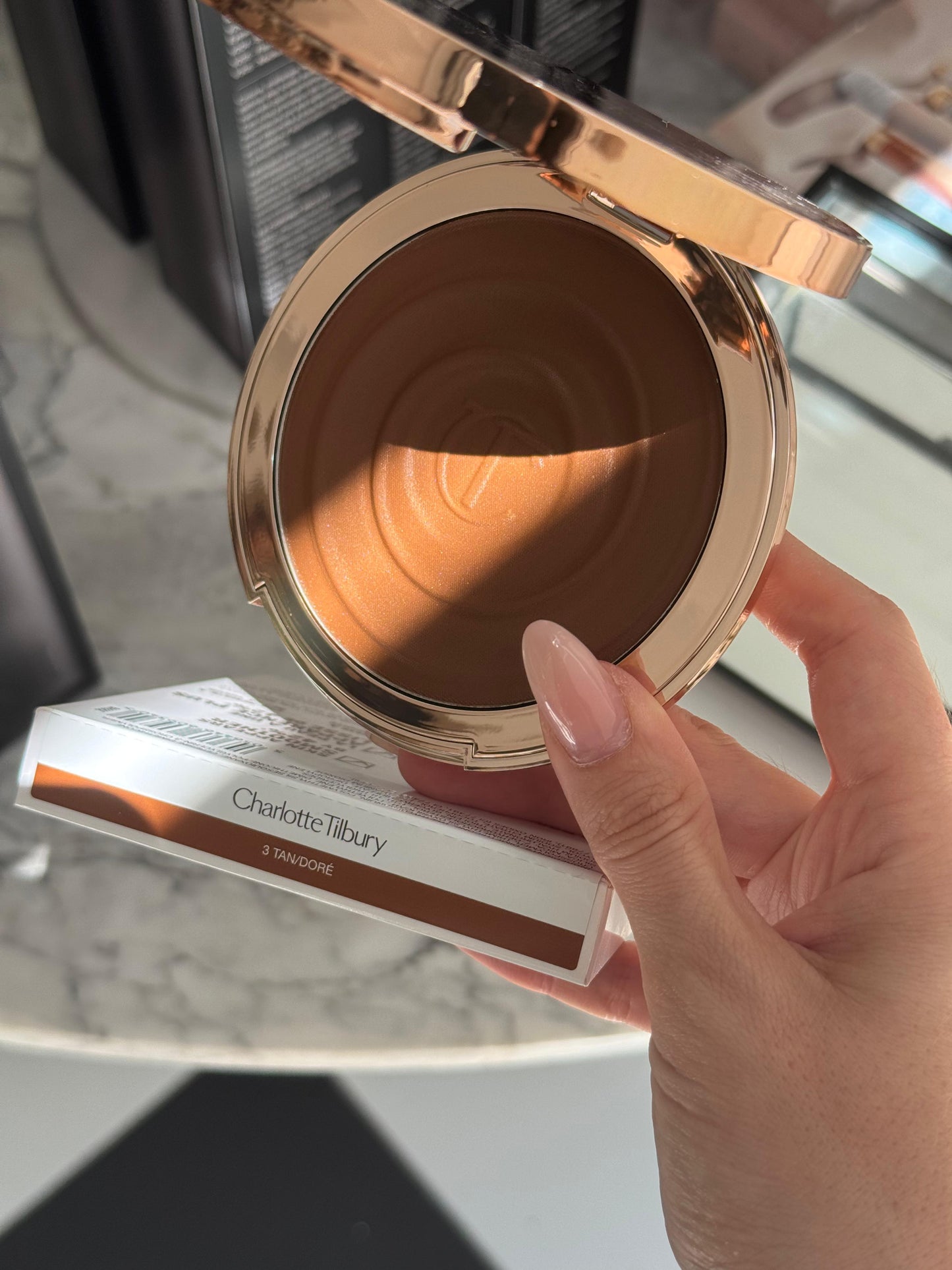 CHARLOTTE TILBURY Beautiful Skin Sun-Kissed Glow Bronzer (3)
Face & Body