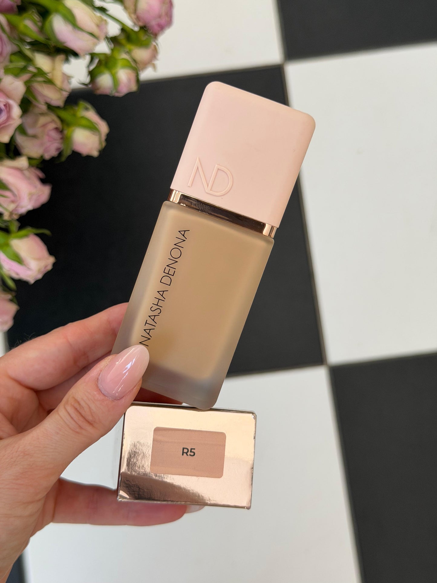 NATASHA DENONA Hy-Glam Foundation (R5)
Hydrating, Blurring, Longwear Serum With Radiant, Creasless Coverage
