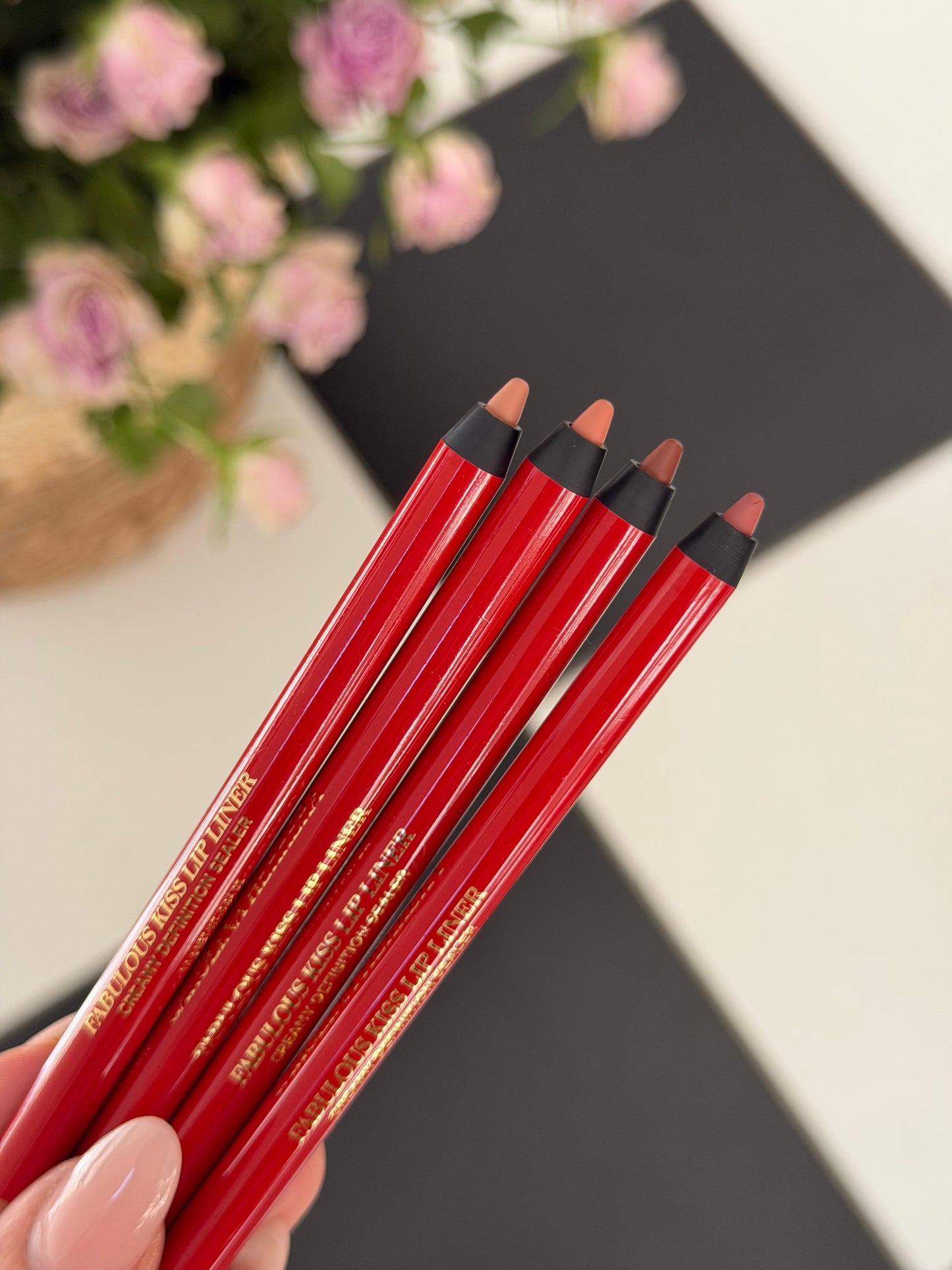 CAROLINA HERRERA Fabulous Kiss Lip Liner (42)
12h Opulent Color & Comfort · Transferproof · Waterproof Gel Formula · Define, Sculpt & Shape