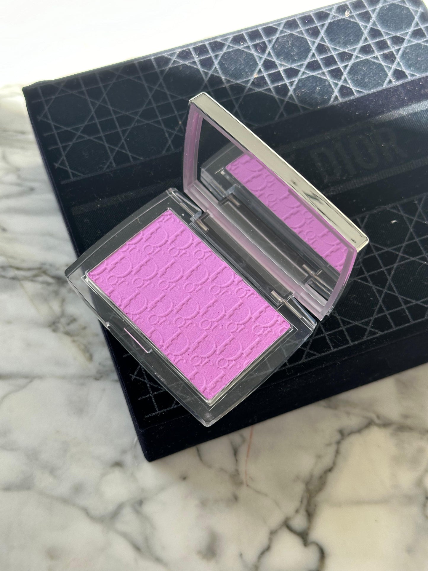 DIOR Rosy Glow 063 Pink Lilac
Color-Awakening Blush - Natural Healthy Glow Effect (Pa kuti)