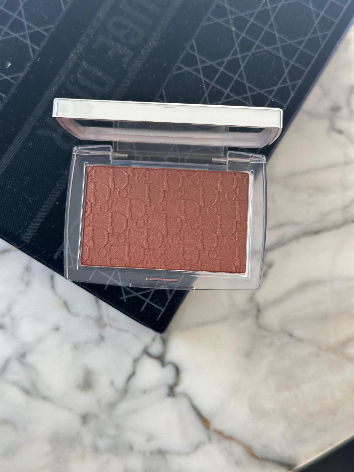 DIOR Rosy Glow 062 Bronzed Glow
Color-Awakening Blush - Natural Healthy Glow Effect (Pa kuti)