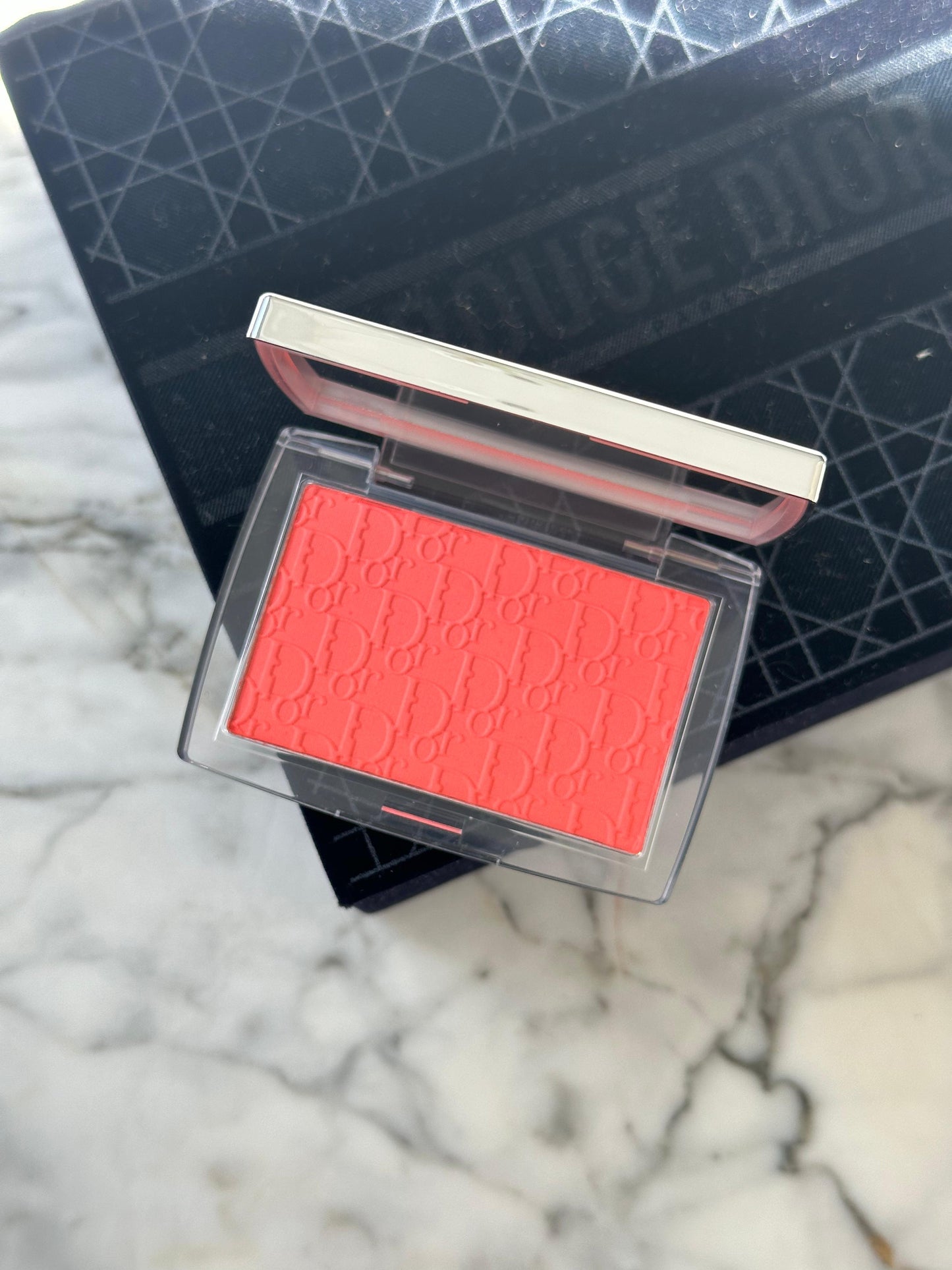 DIOR Rosy Glow 061 Poppy Coral
Color-Awakening Blush - Natural Healthy Glow Effect (Pa kuti)