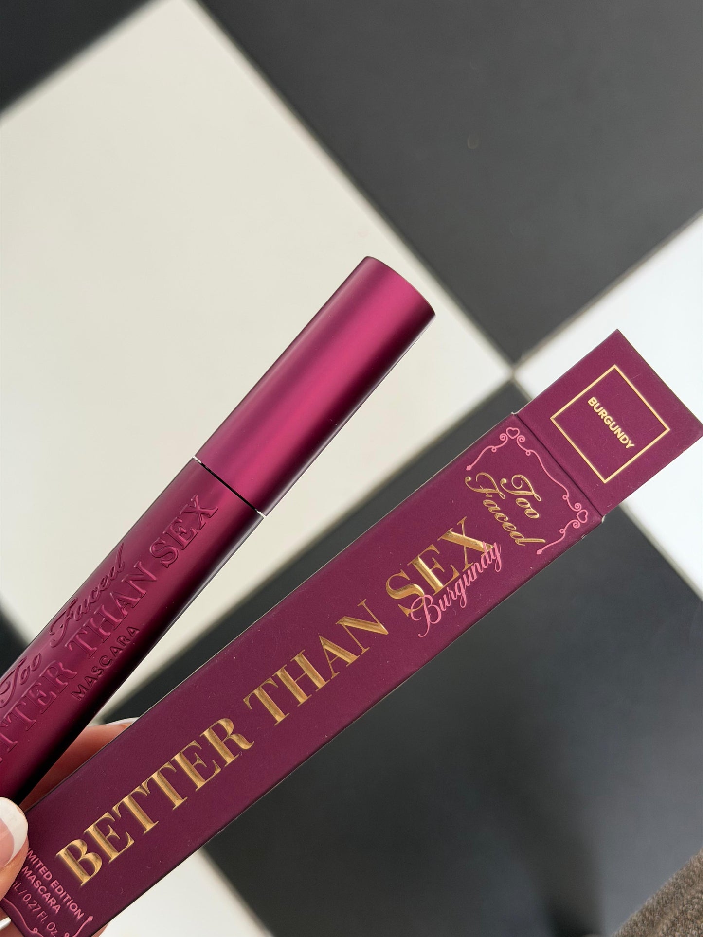 TOO FACED Better Than Sex Volumizing Mascara - Burgundy
Dramatic Volume & Longer Lashes