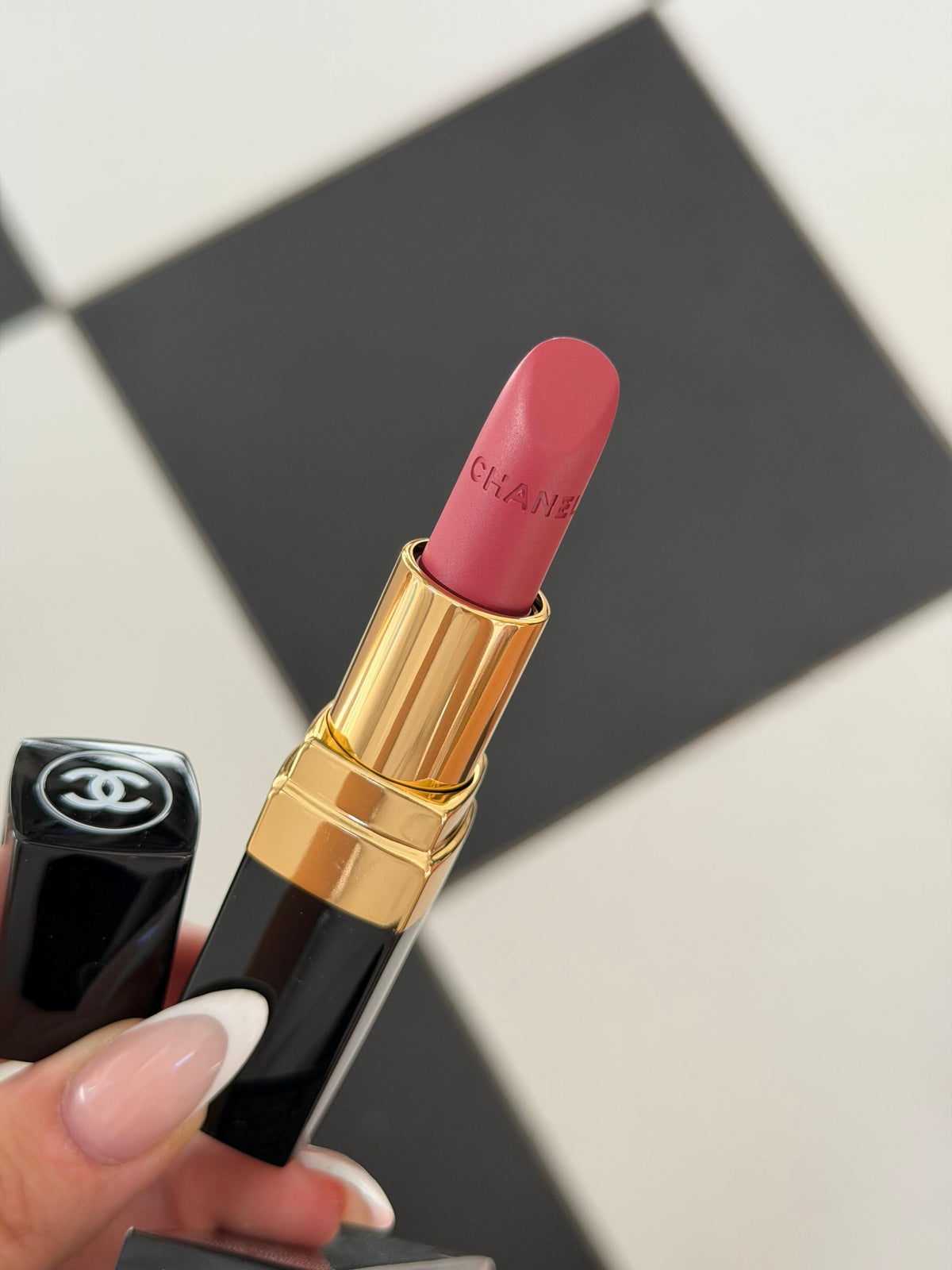 CHANEL Rouge Coco (136)
Ultra Hydrating Lipstick