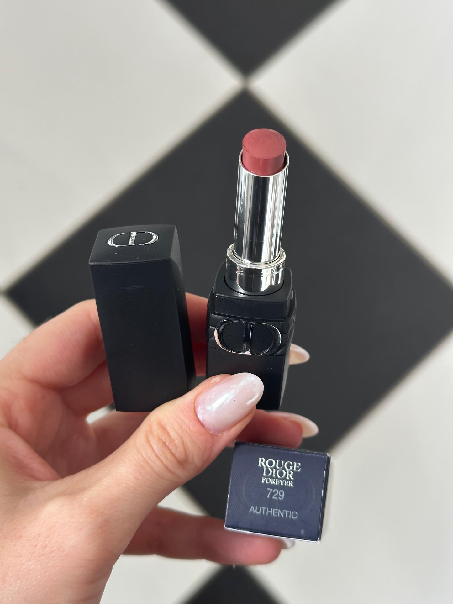 DIOR Rouge Forever (729)
Transfer-Proof Lipstick - Ultra Pigmented Matte Comfort