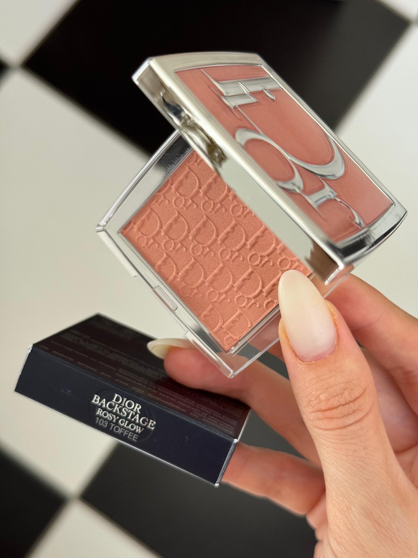 DIOR Backstage Rosy Glow (103)
Powder Blush with pH-Activated Color