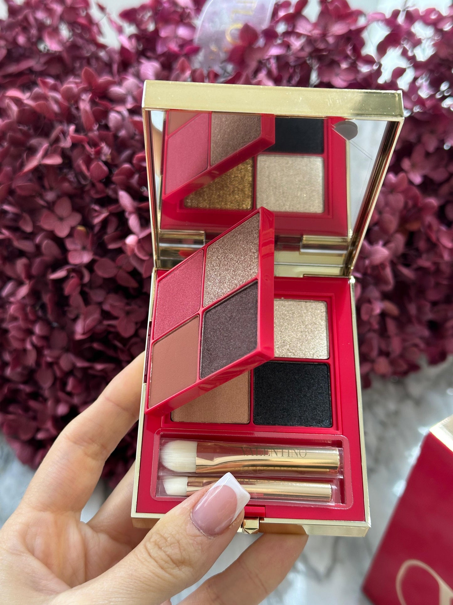 VALENTINO When In Roma
Color-Flip Eyeshadow Palette