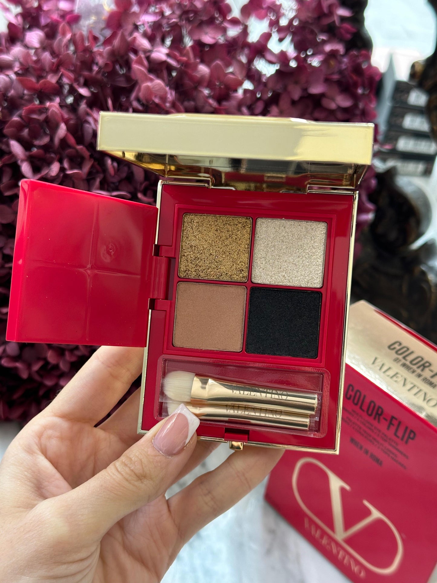 VALENTINO When In Roma
Color-Flip Eyeshadow Palette