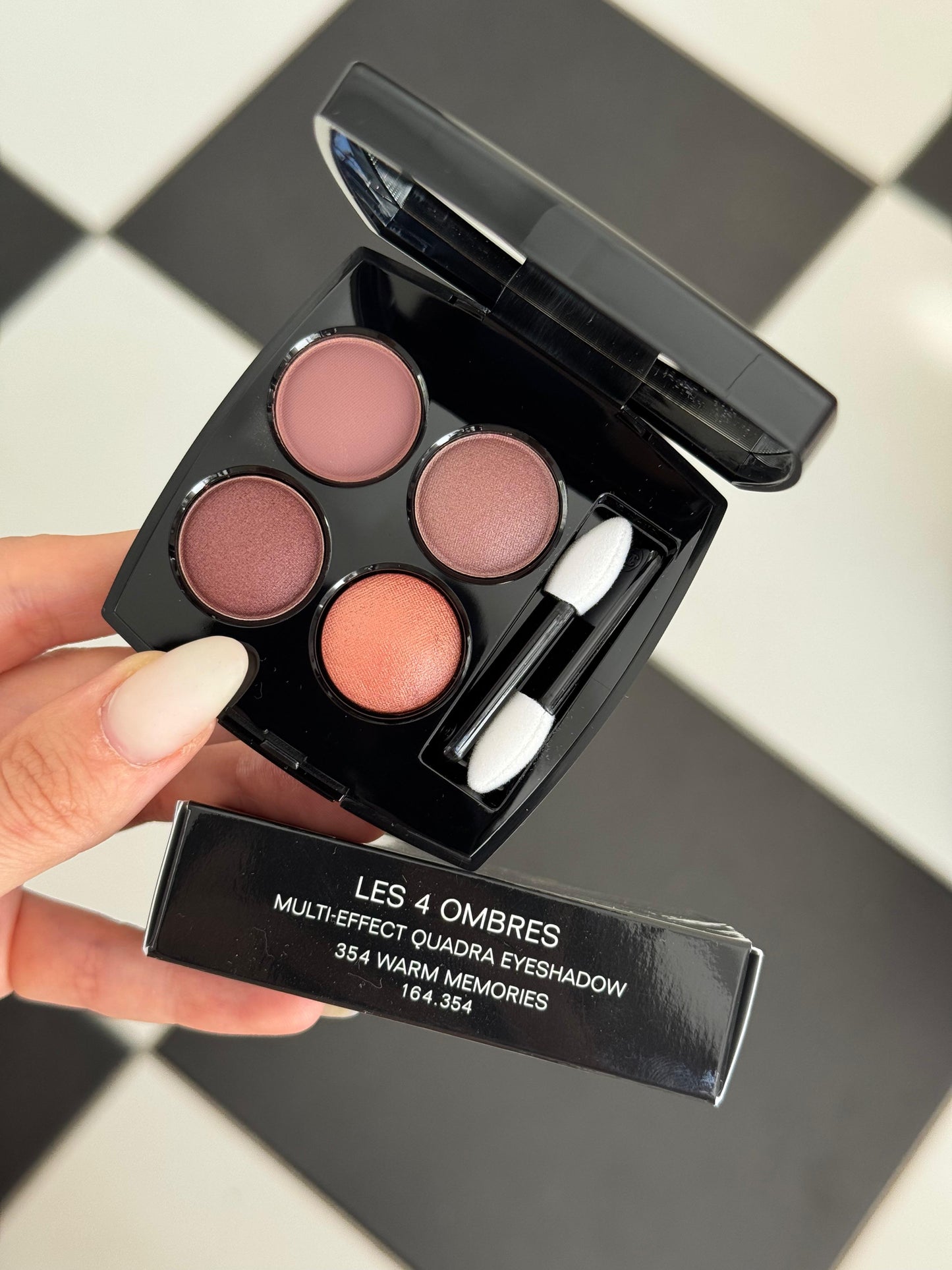 CHANEL Les 4 Ombres
Multi-Effect Quadra Eyeshadow (354)