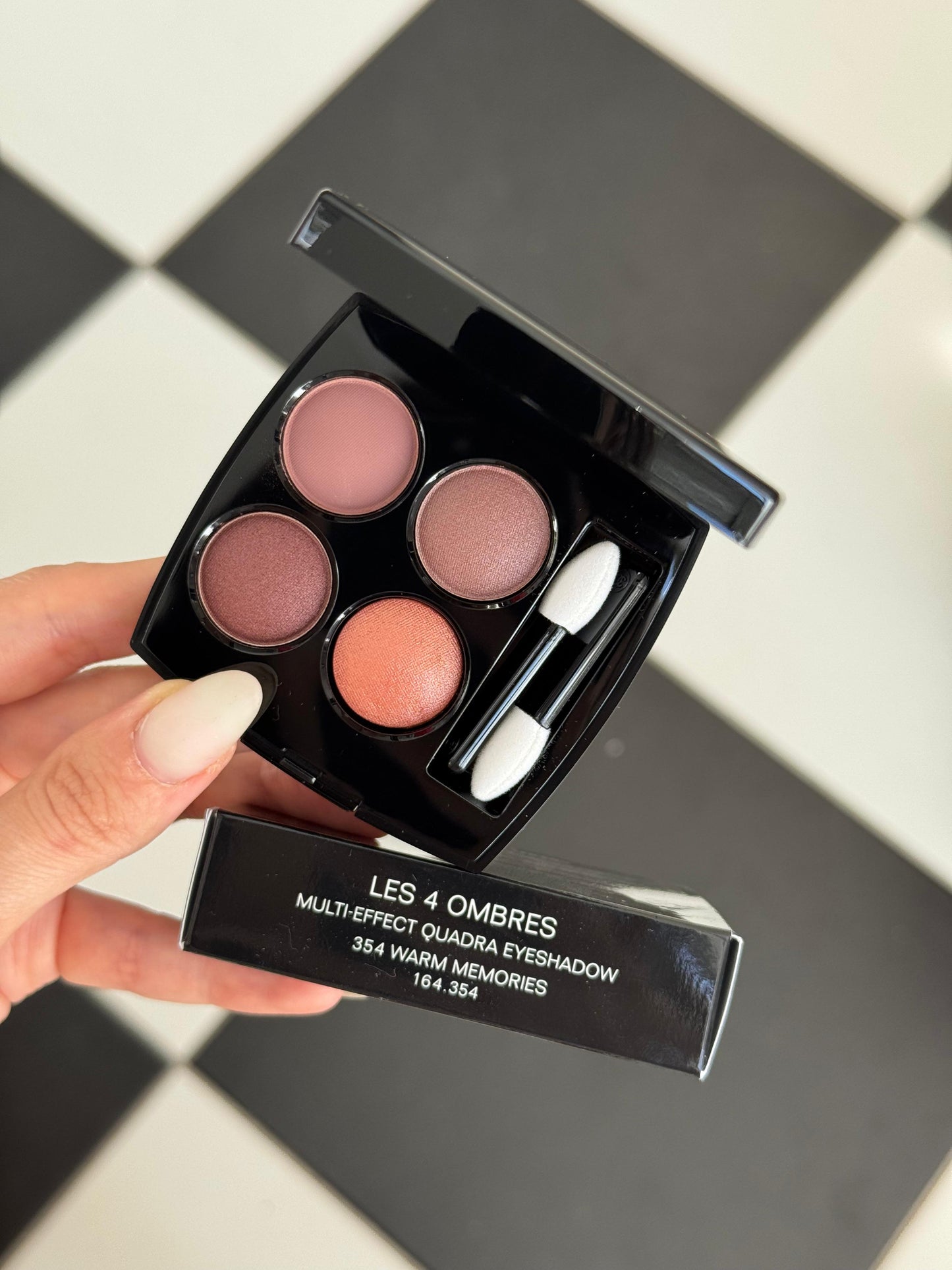 CHANEL Les 4 Ombres
Multi-Effect Quadra Eyeshadow (354)
