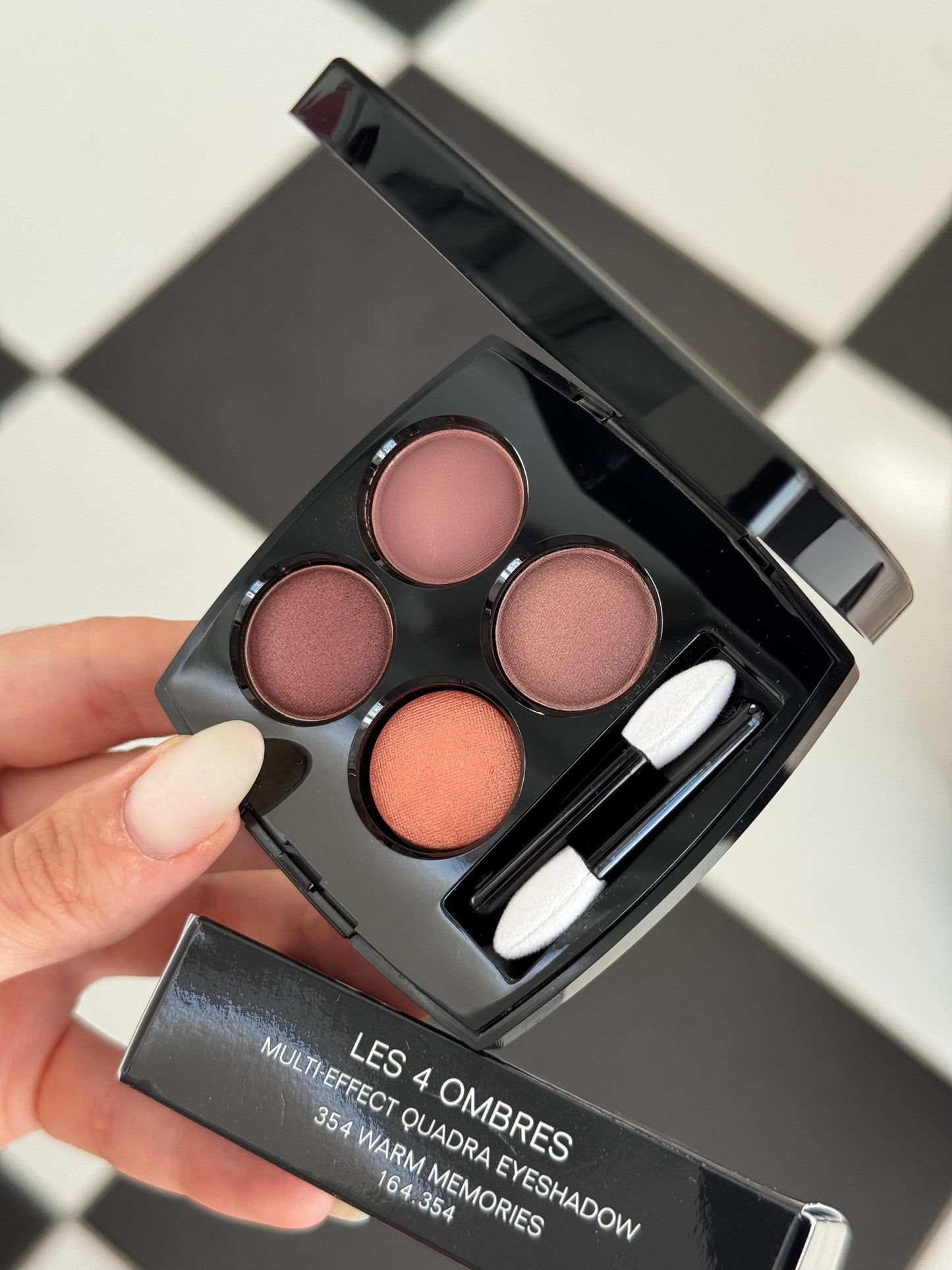 CHANEL Les 4 Ombres
Multi-Effect Quadra Eyeshadow (354)