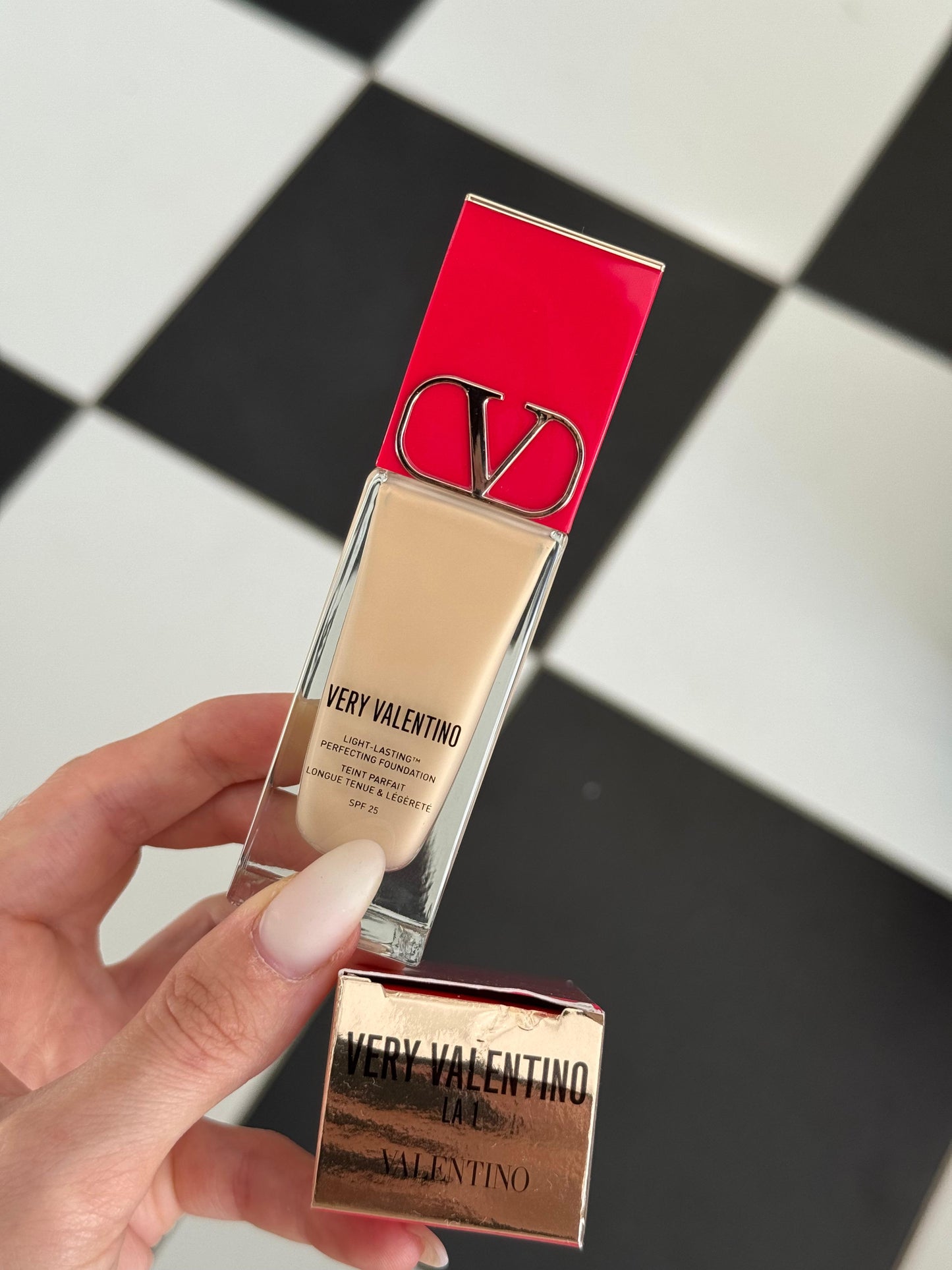 VALENTINO Very Valentino 24 Hour Wear Liquid Perfecting Foundation SPF25