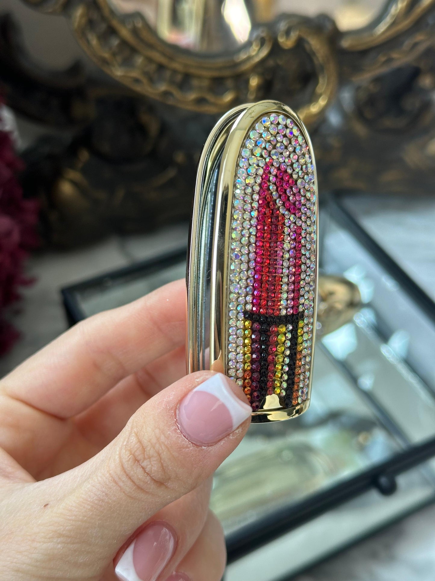 GUERLAIN Rouge G
Case Embrasse-Moi ! Christmas Colllection