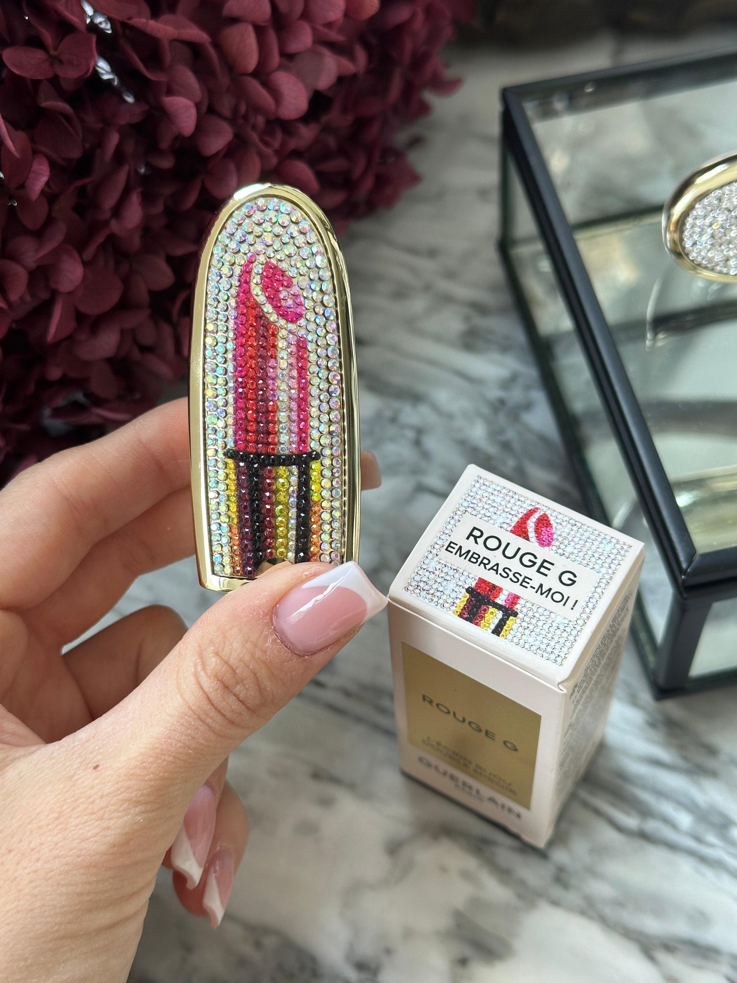 GUERLAIN Rouge G
Case Embrasse-Moi ! Christmas Colllection