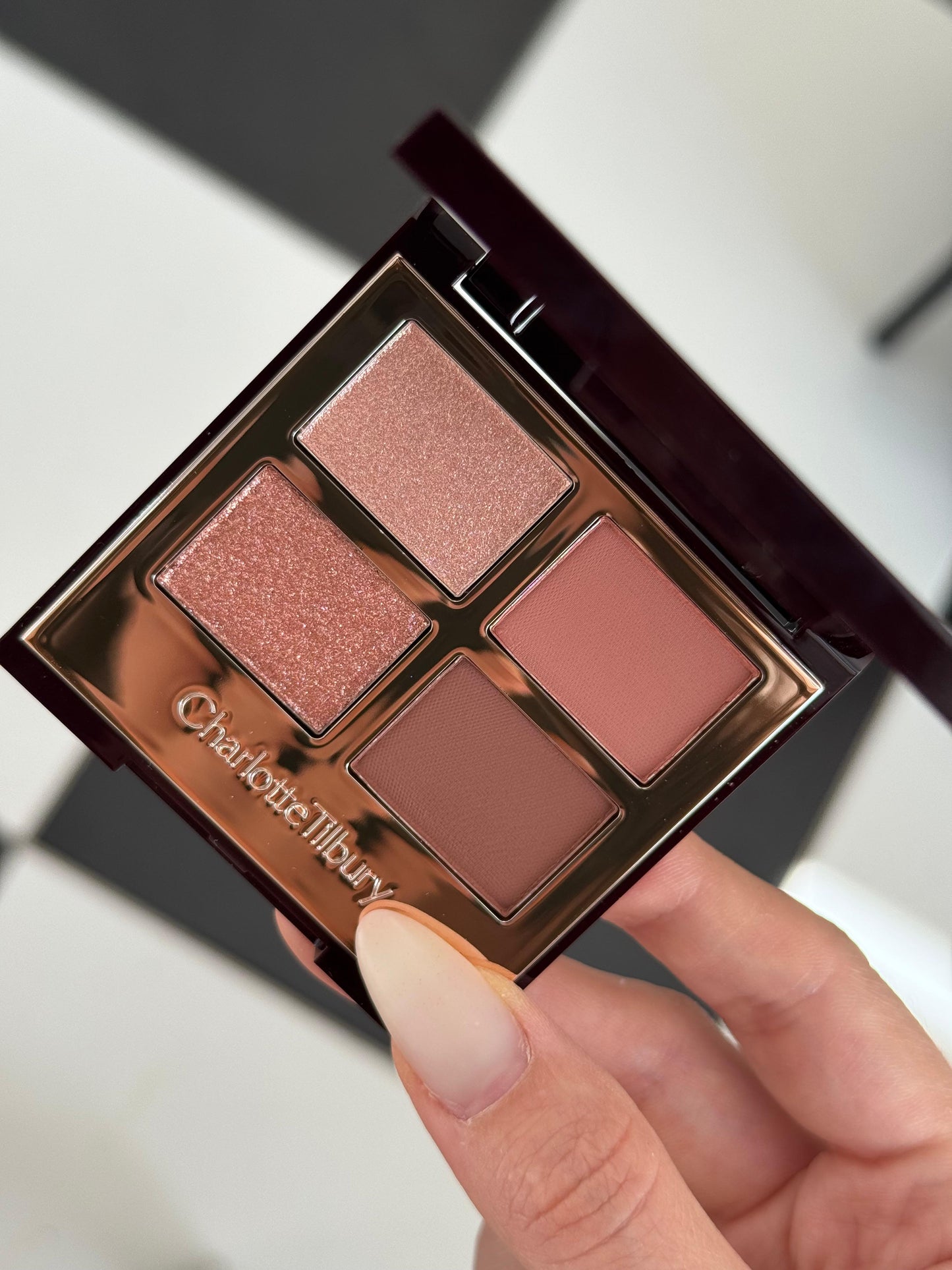 CHARLOTTE TILBURY Luxury EyeShadow Palette -
Pillow Talk Dreams