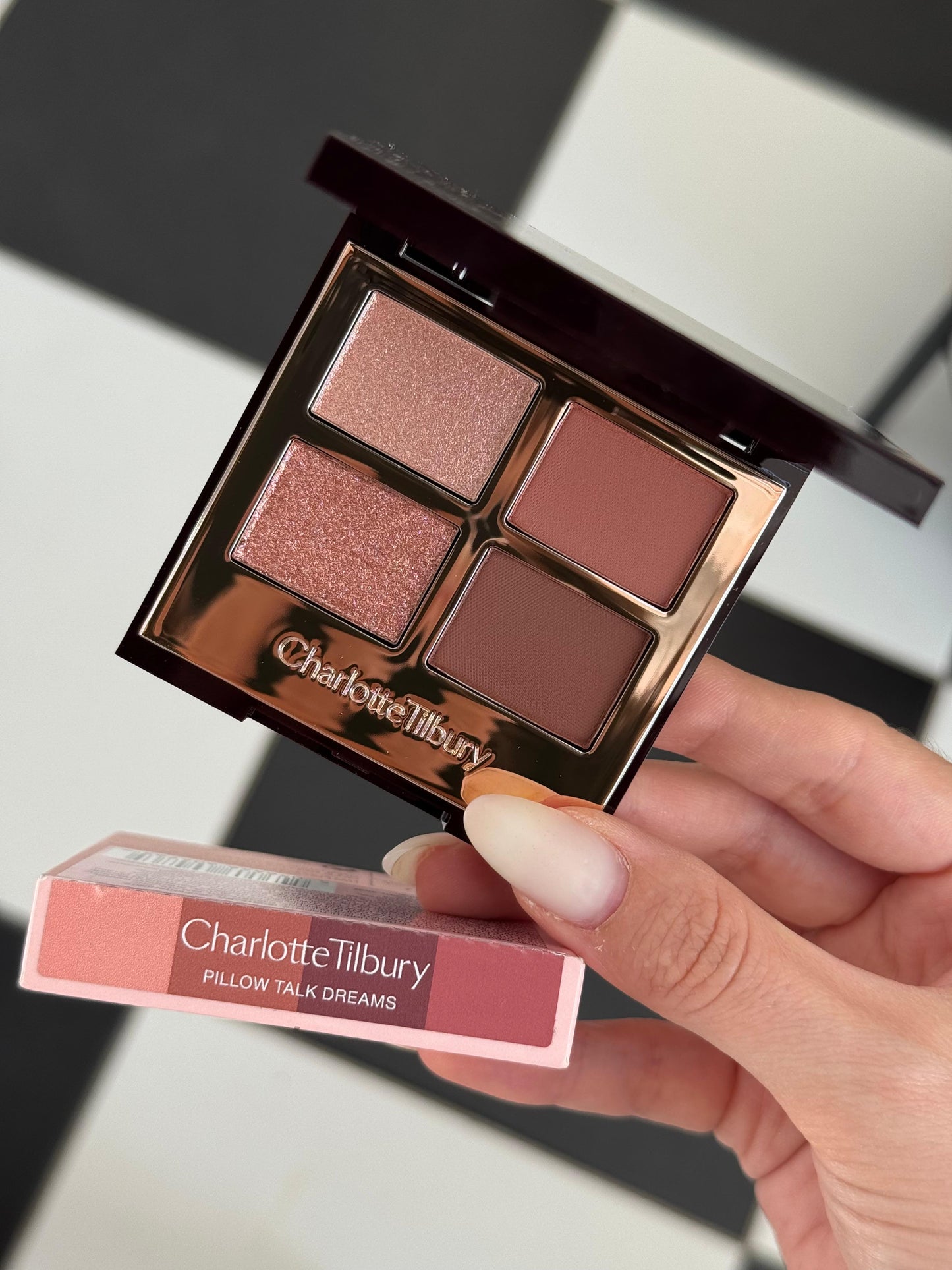 CHARLOTTE TILBURY Luxury EyeShadow Palette -
Pillow Talk Dreams