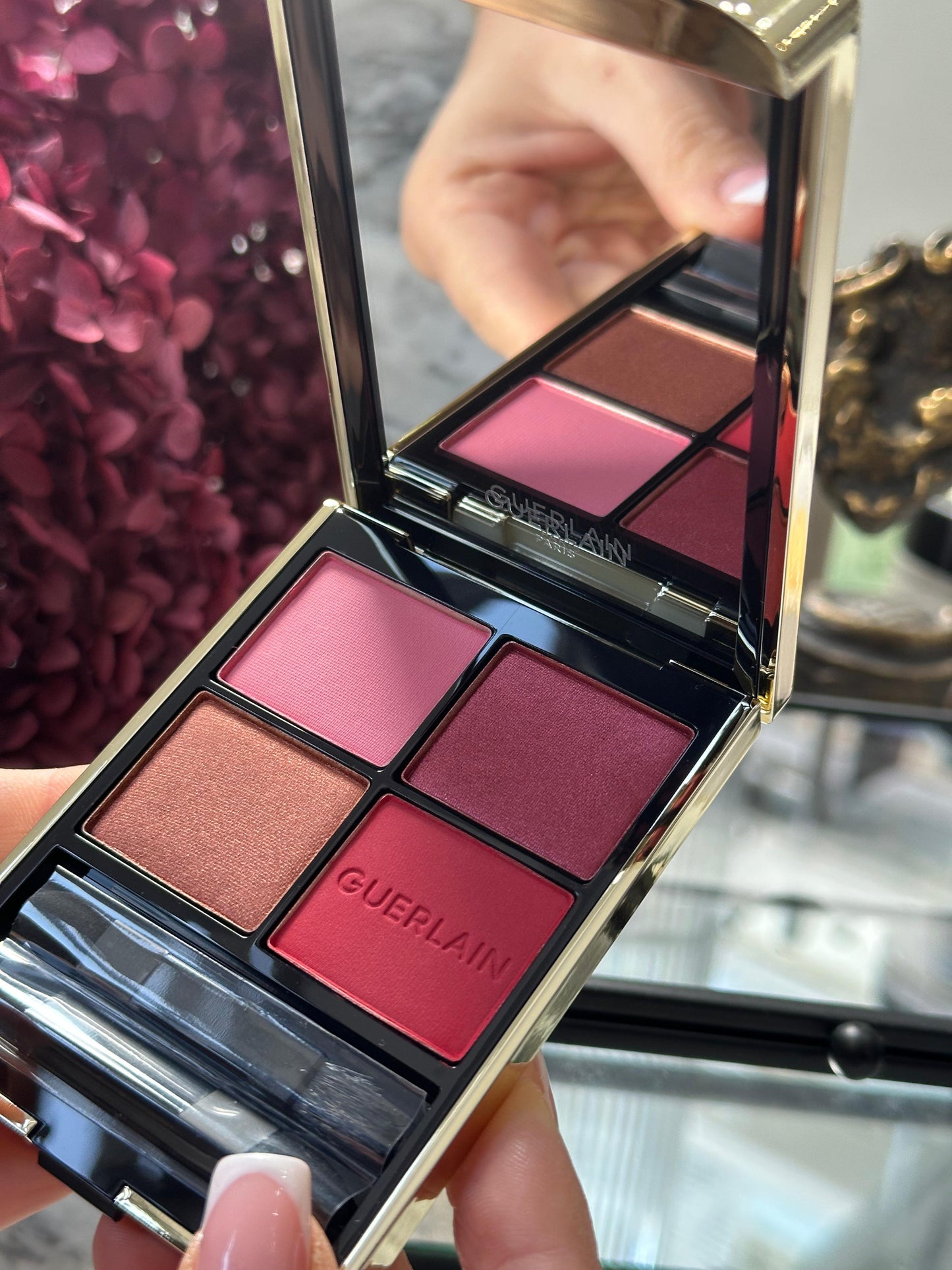 GUERLAIN Ombres G
Ombres À Paupières 4 Couleurs
Effets Multiples, Haute Couleur & Longue Tenue - Édition Limitée
