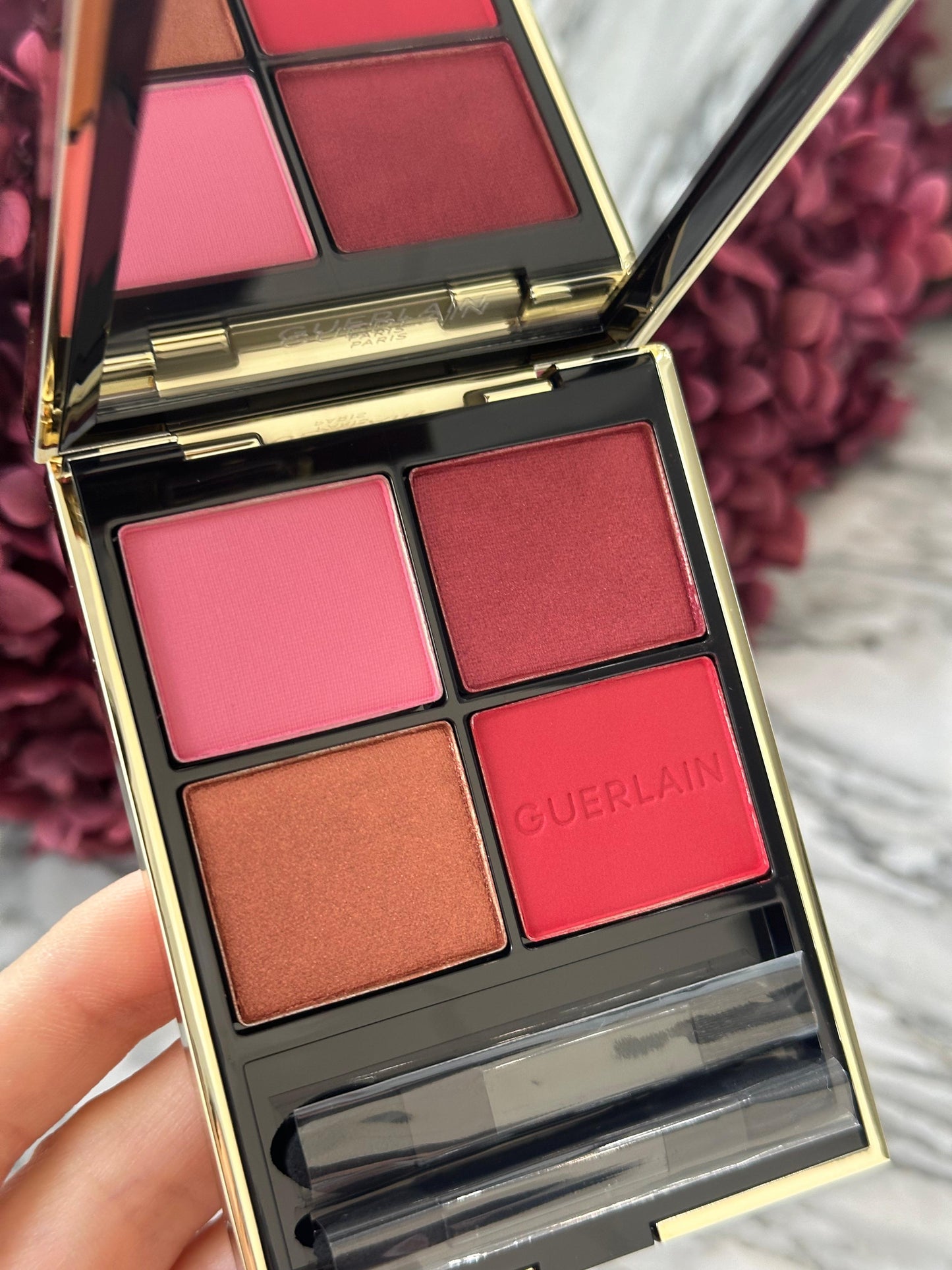 GUERLAIN Ombres G
Ombres À Paupières 4 Couleurs
Effets Multiples, Haute Couleur & Longue Tenue - Édition Limitée