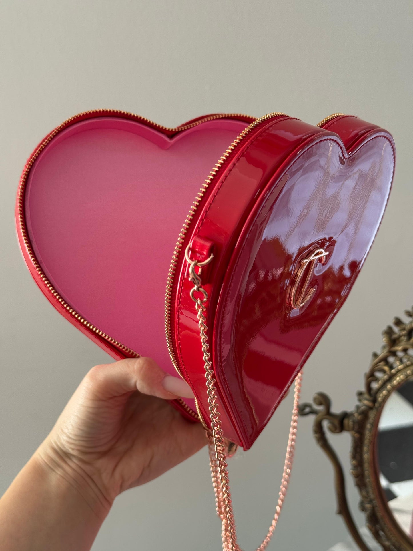 CHARLOTTE TILBURY The L.O.V.E Bag - Limited Edition Red