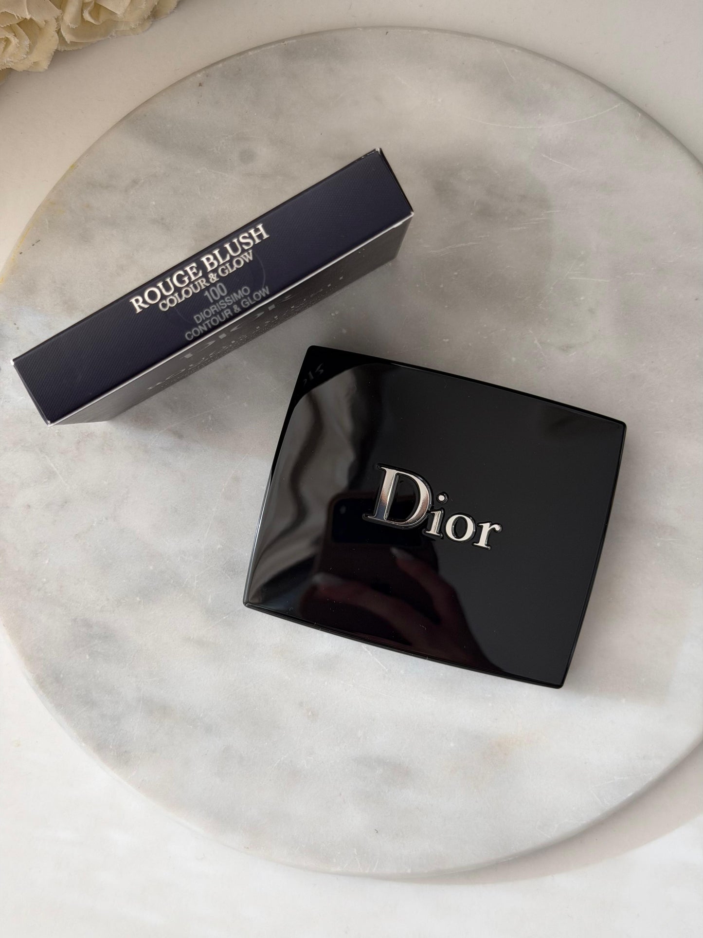 DIOR Rouge Blush Colour & Glow (100)
Multi-Use Face Palette – Color and Highlighter Duo