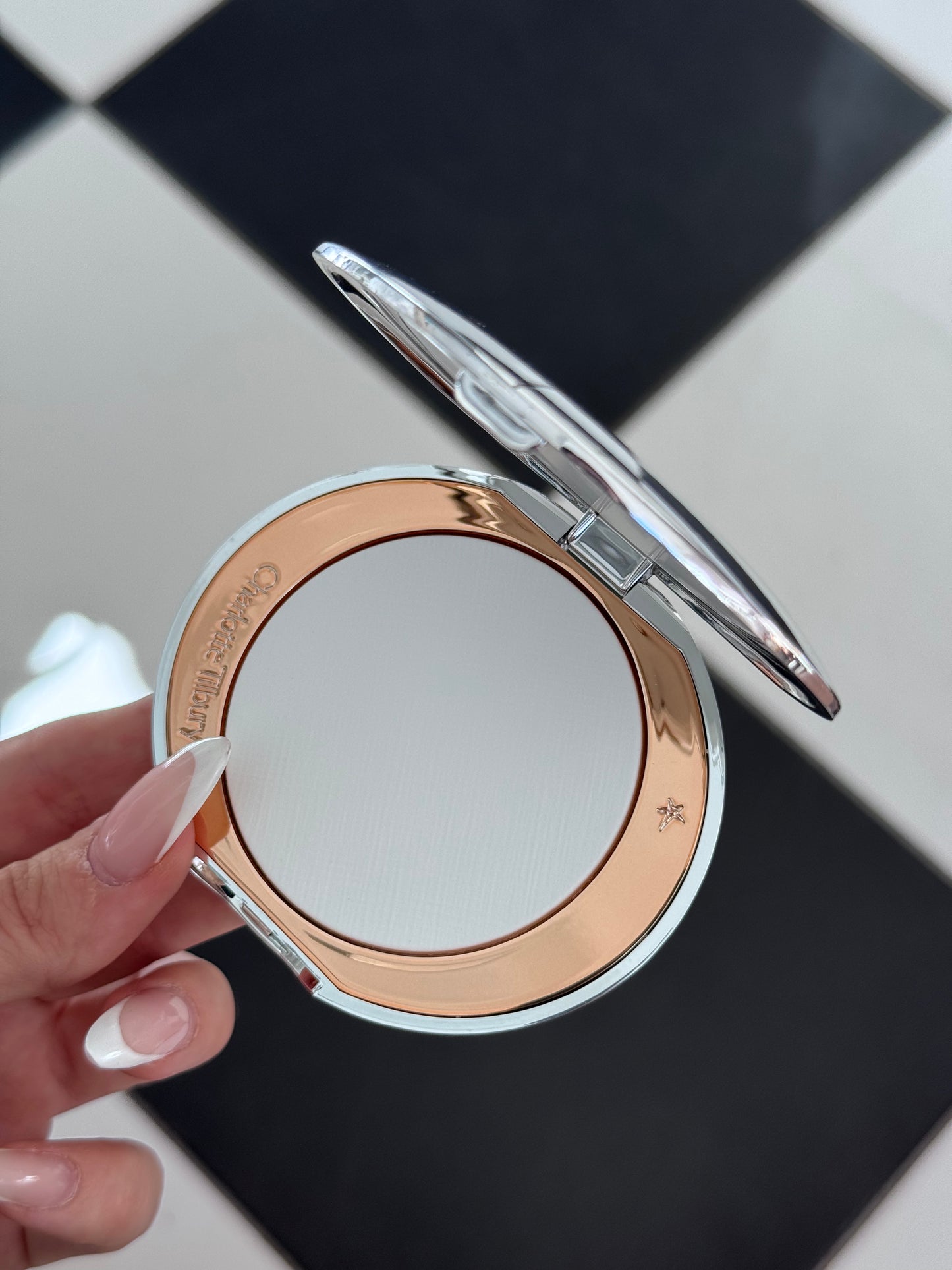 CHARLOTTE TILBURY
Airbrush Flawless Soft Light Powder - Translucent