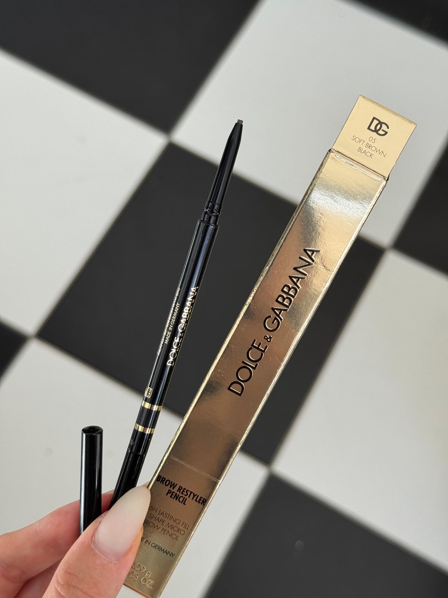 DOLCE&GABBANA Brow Restyler Pencil - Soft Brown Black
16H Lasting Fill & Shape Micro Brow Pencil