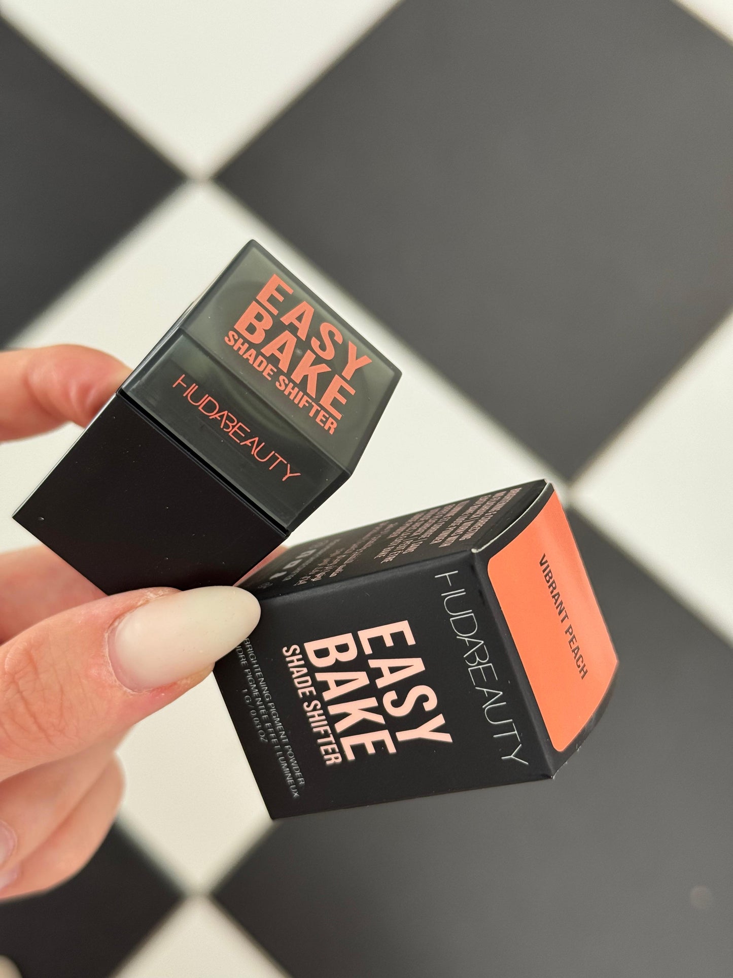 HUDA BEAUTY Easy Bake Shade Shifter Brightening Pigment Powder - Vibrant Peach