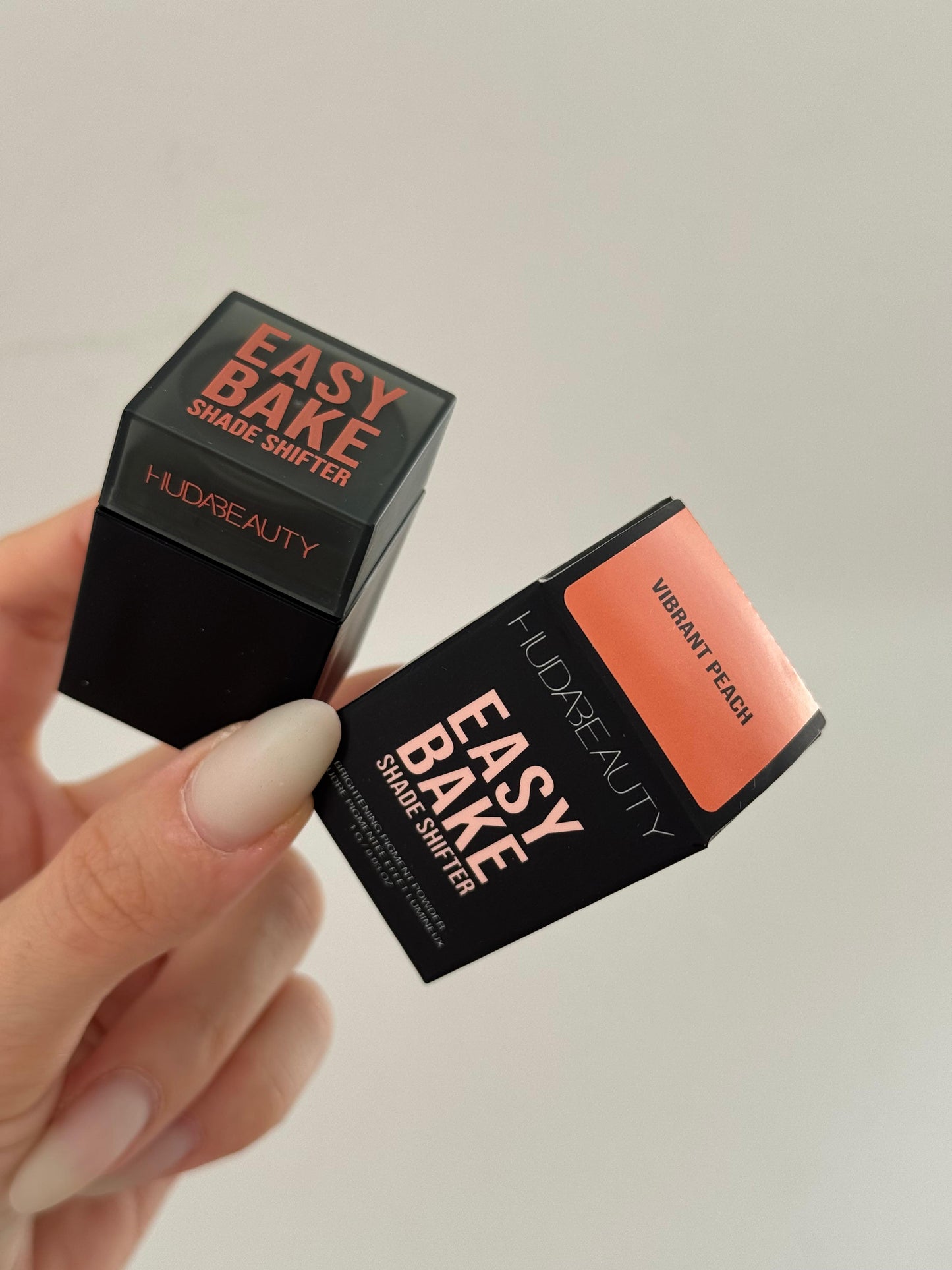 HUDA BEAUTY Easy Bake Shade Shifter Brightening Pigment Powder - Vibrant Peach