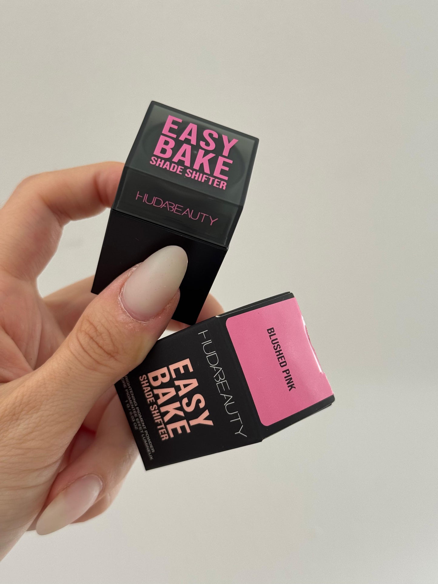 HUDA BEAUTY Easy Bake Shade Shifter Brightening Pigment Powder - Blushed Pink