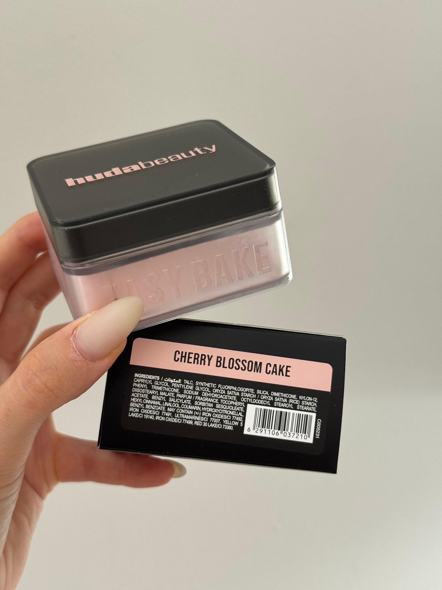 HUDA BEAUTY Easy Bake Loose Baking & Setting Powder - Cherry Blossom Cake