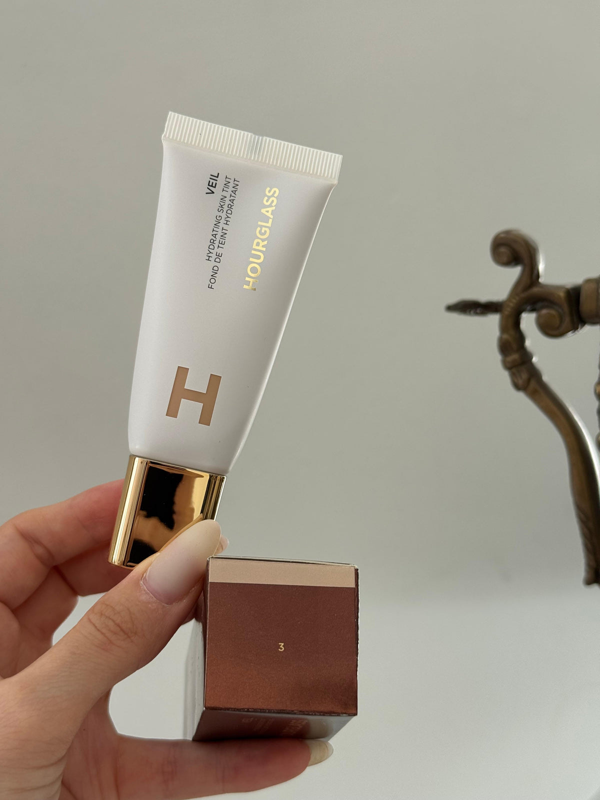 HOURGLASS Veil Hydrating Skin Tint Foundation (3)