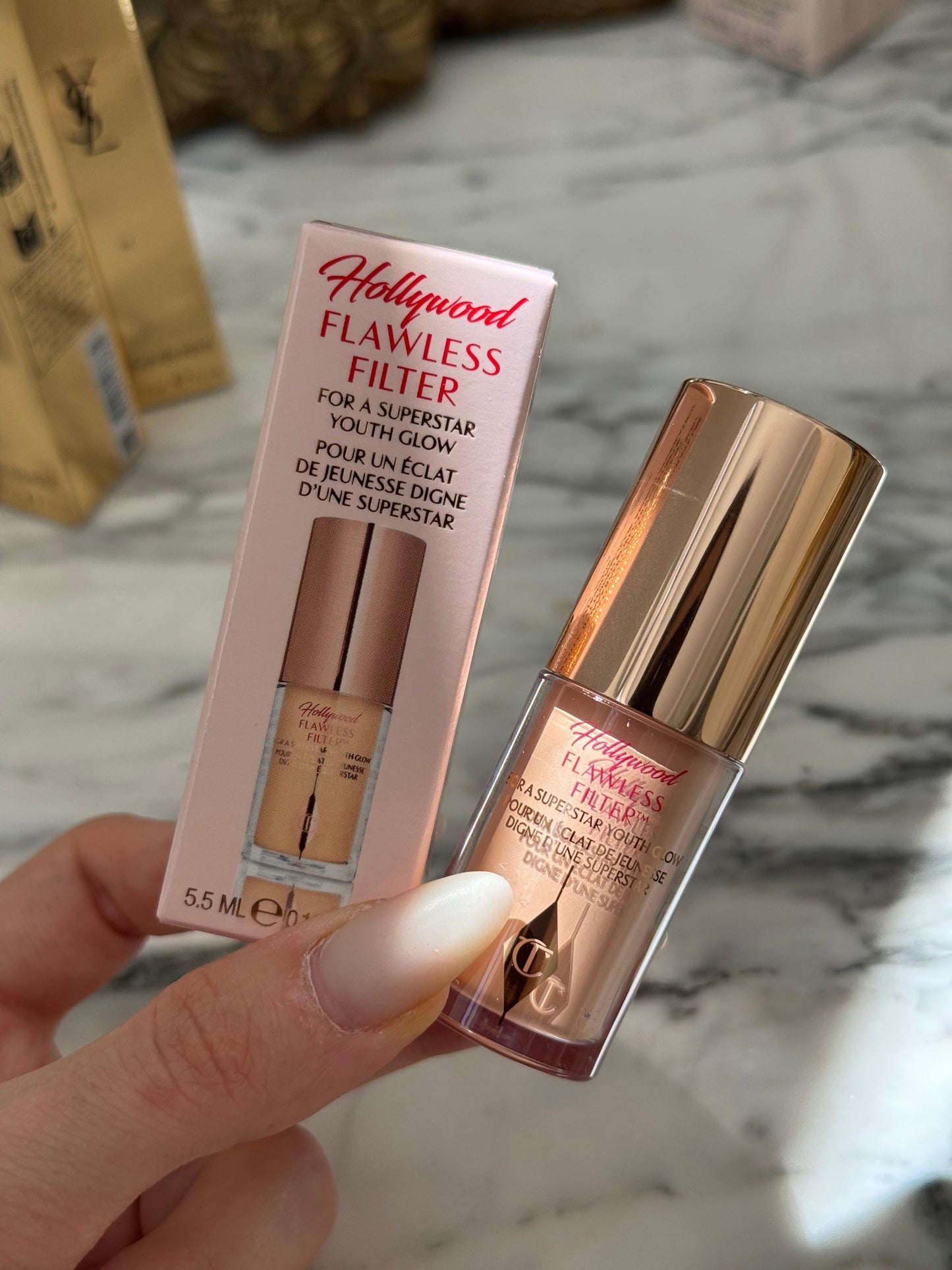 CHARLOTTE TILBURY Hollywood Flawless Filter For A Superstar Youth Glow Foundation