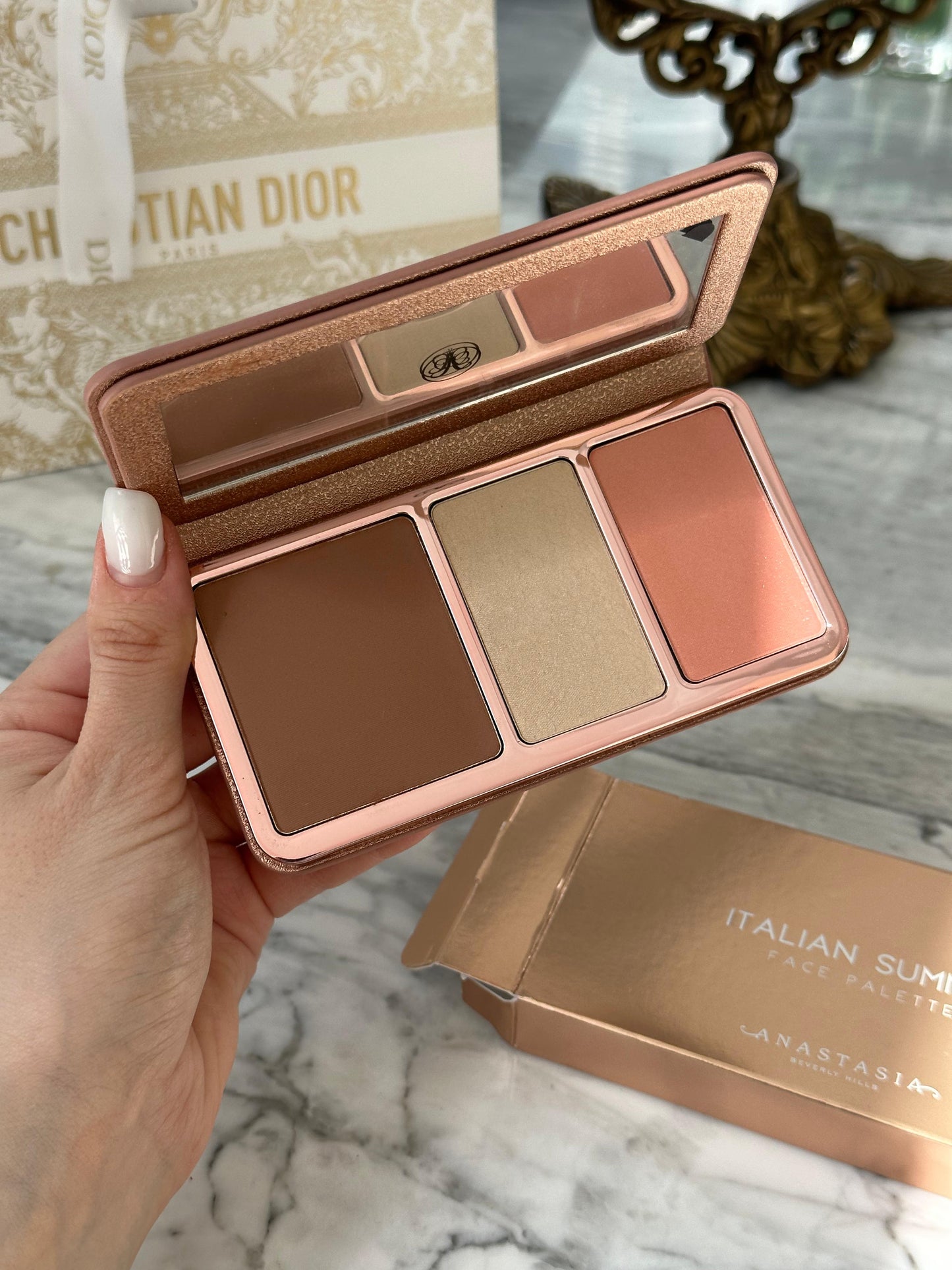 ANASTASIA BEVERLY HILLS Italian Summer 
All-in-one Face Palette Featuring Bronzer, Highlighter