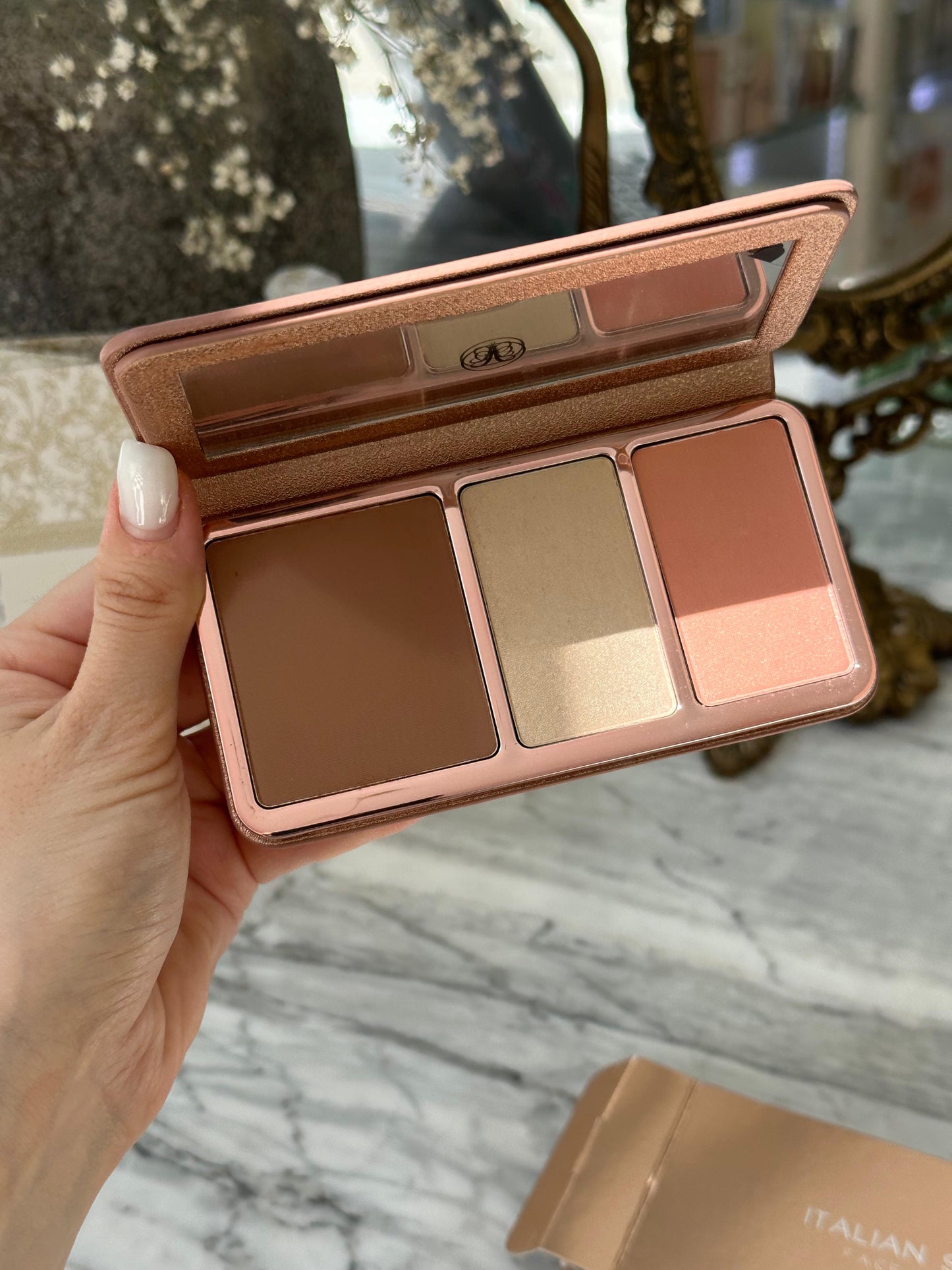 ANASTASIA BEVERLY HILLS Italian Summer 
All-in-one Face Palette Featuring Bronzer, Highlighter