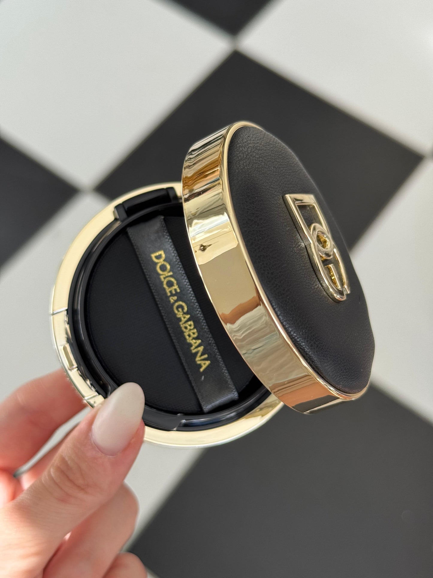 DOLCE&GABBANA Rose Glow Cushion
Brightening & Hydrating Bouncy Foundation SPF50 PA++++