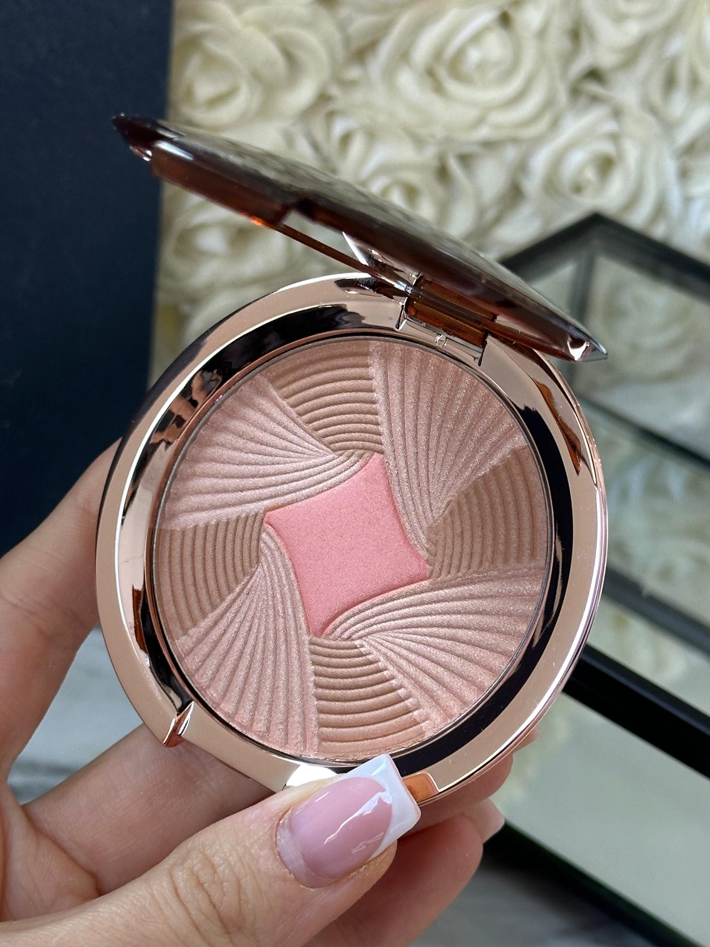 ESTÉE LAUDER Bronze Goddess (01)
Healthy Glow Bronzer