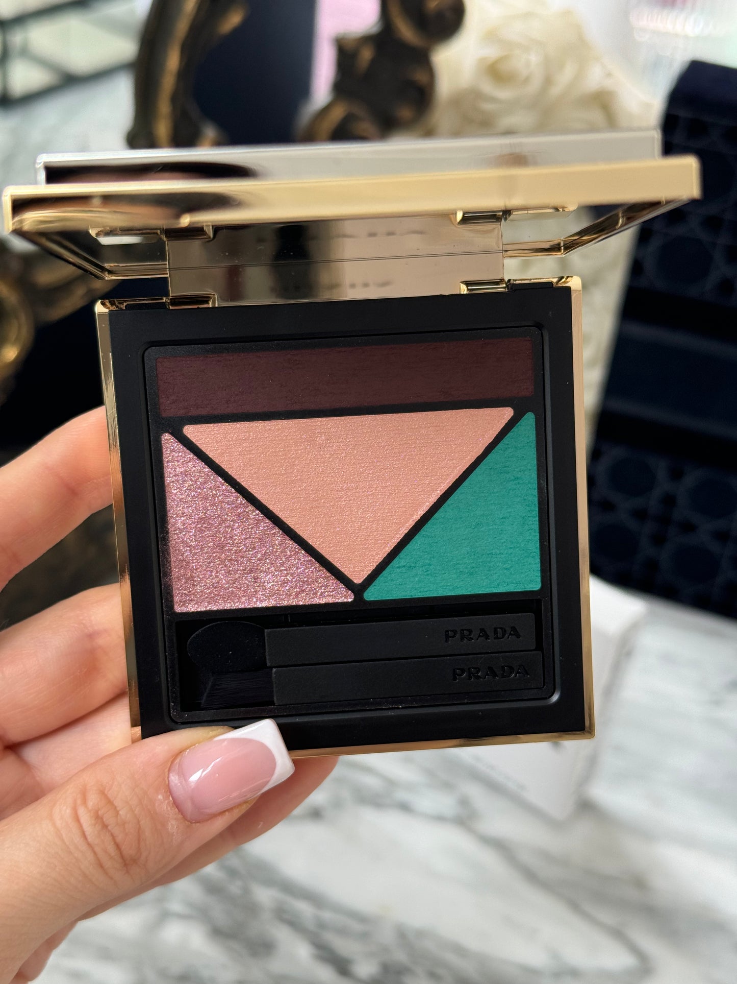 PRADA Dimensions
Durable Multi-Effect Eyeshadow (04)
