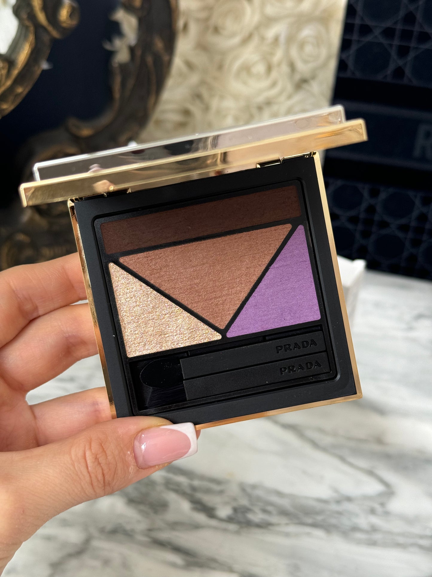 PRADA Dimensions
Durable Multi-Effect Eyeshadow (01)