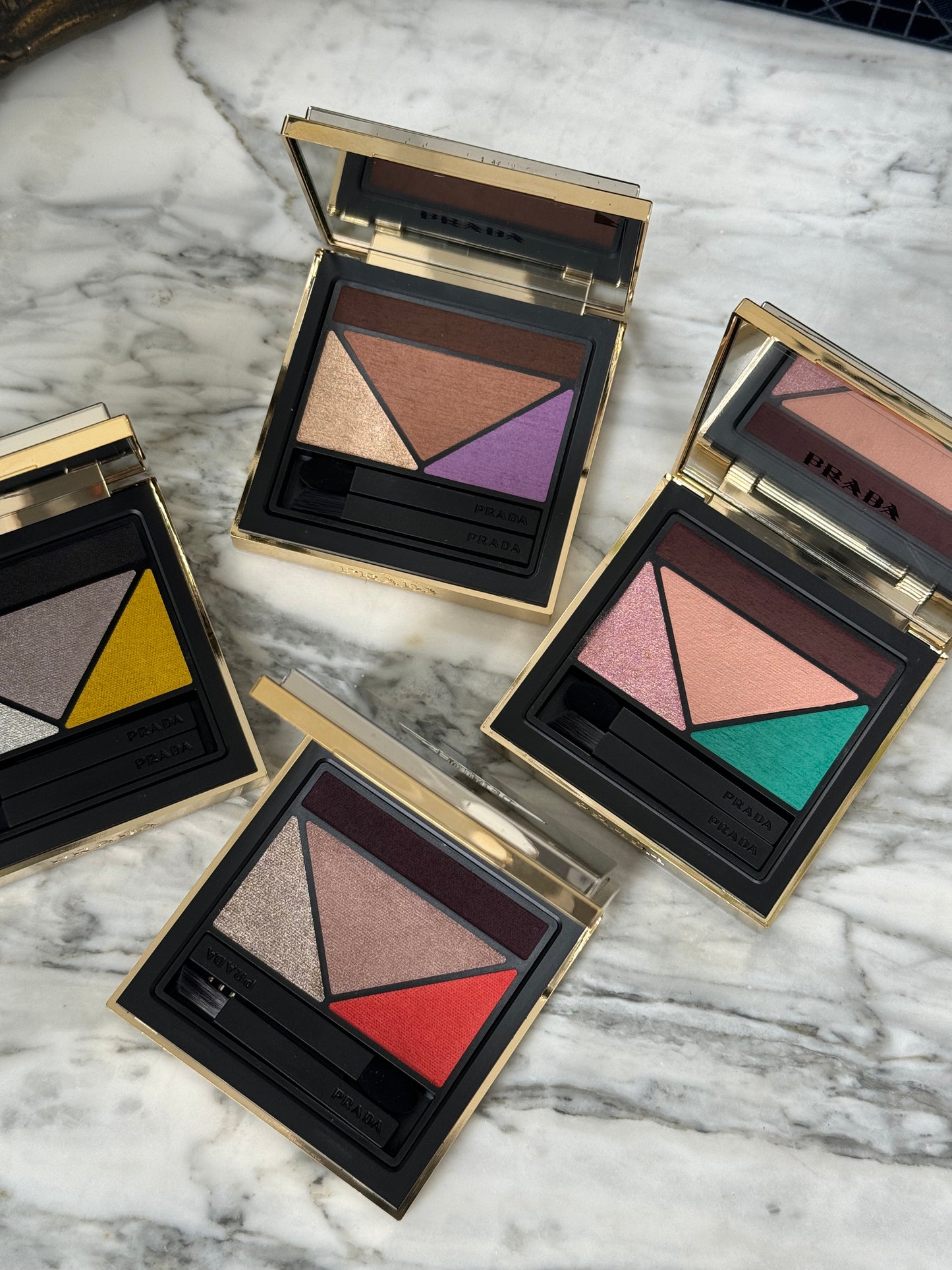 PRADA Dimensions
Durable Multi-Effect Eyeshadow (04)