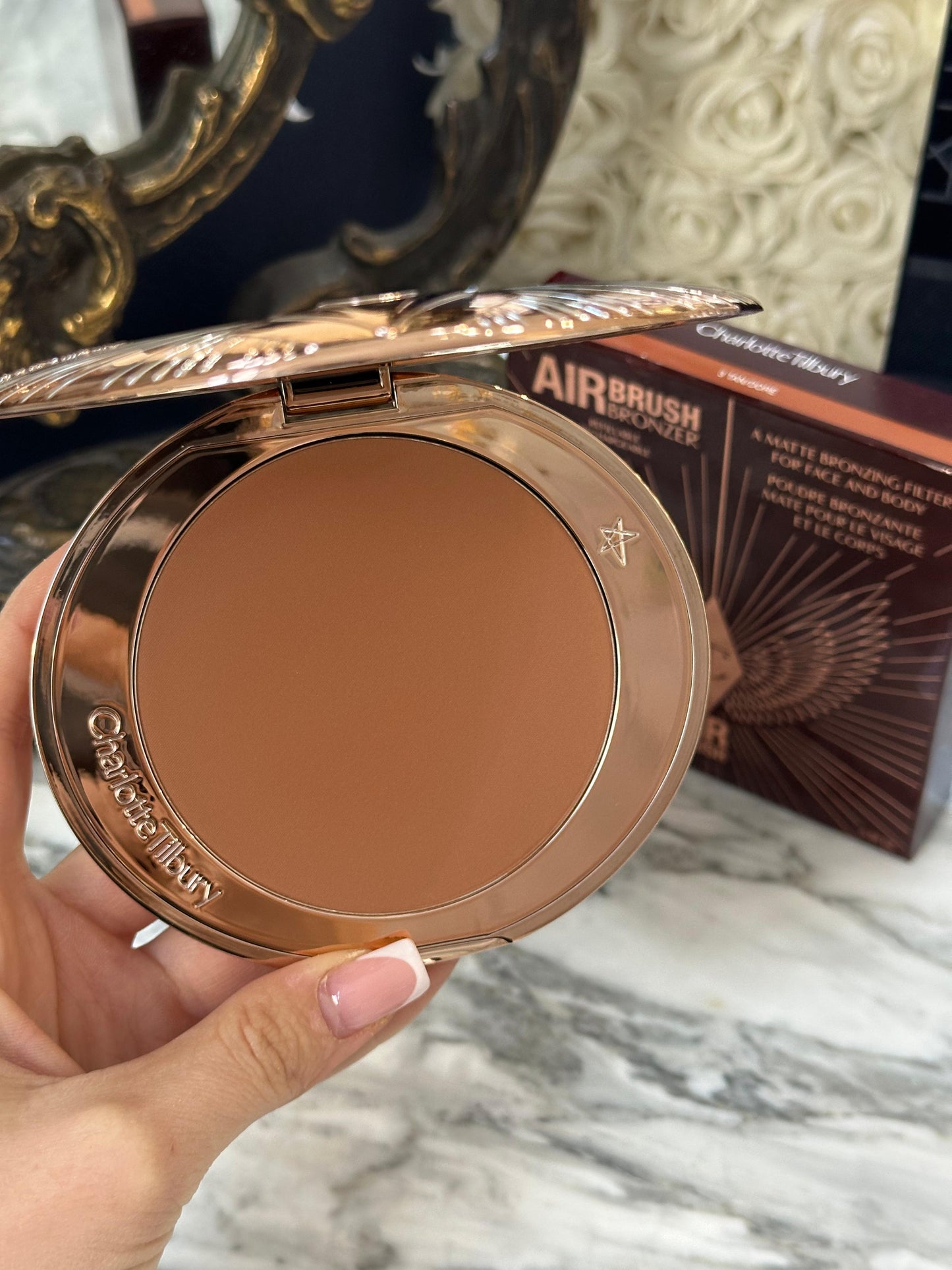 CHARLOTTE TILBURY Airbrush Bronzer (3)
Matte Bronzing Filter For Face And Body
