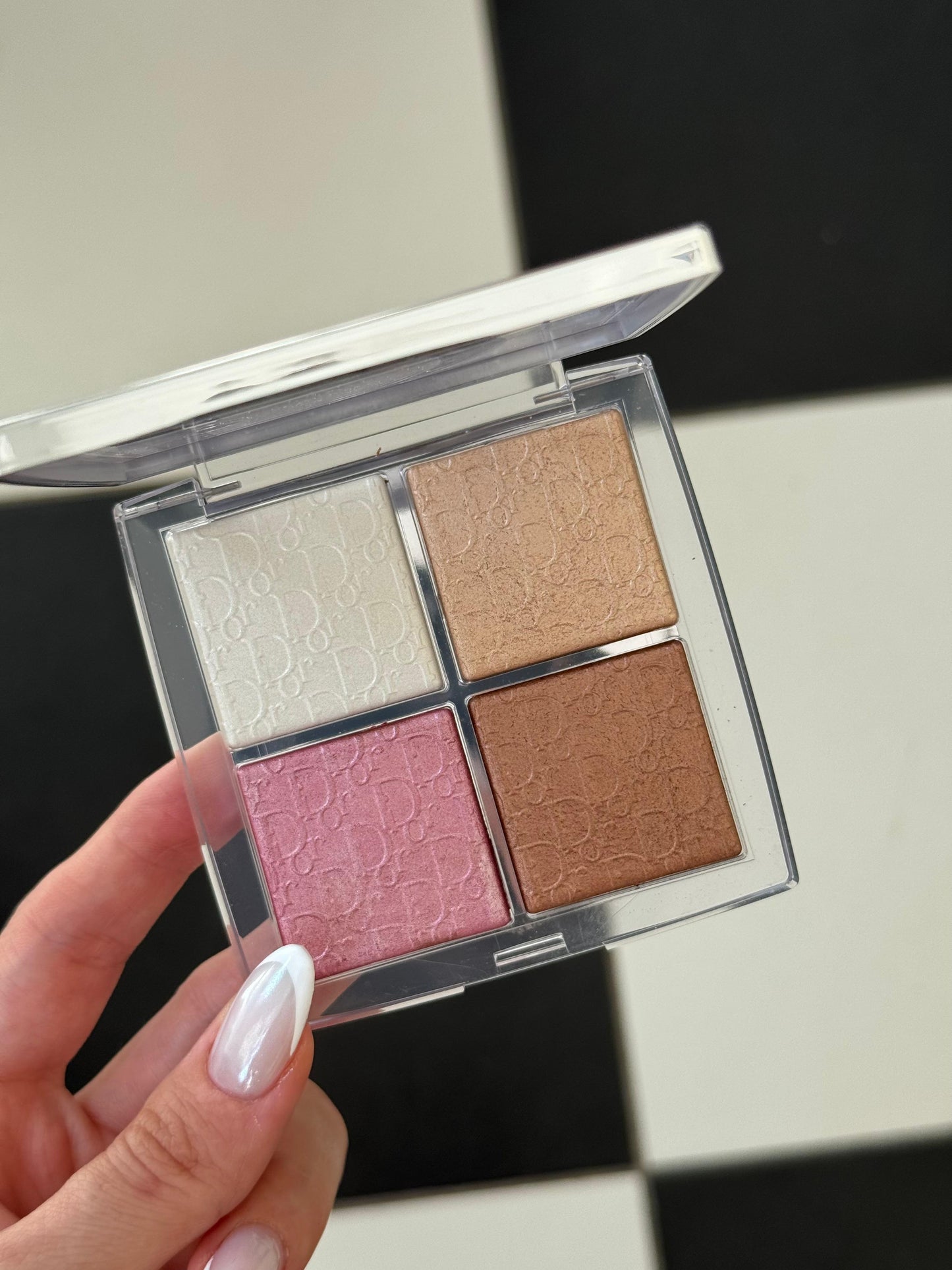 DIOR Backstage Glow Maximizer Palette (001)
Multi-Use Highlighter and Blush - Multi-Reflective Glow