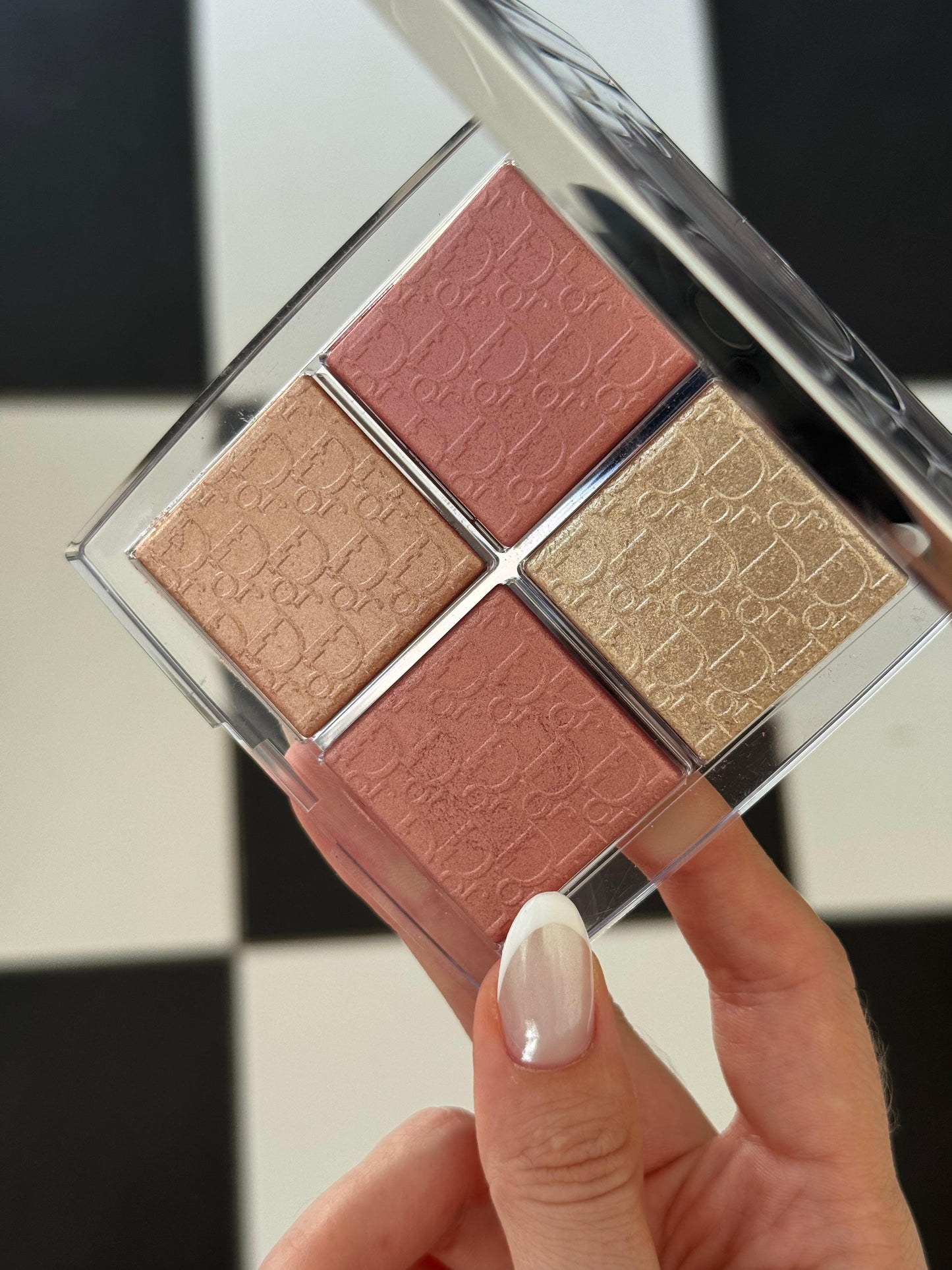 DIOR Backstage Glow Maximizer Palette (003)
Multi-Use Highlighter and Blush - Multi-Reflective Glow