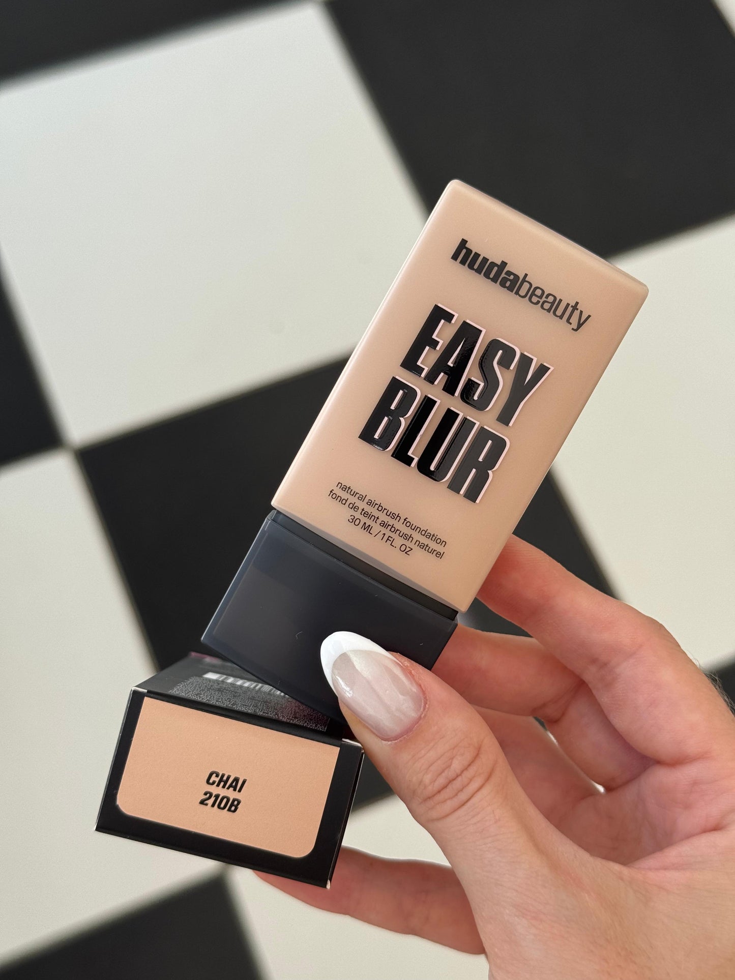 HUDA BEAUTY Easy Blur Natural Airbrush Foundation - Chai 210B